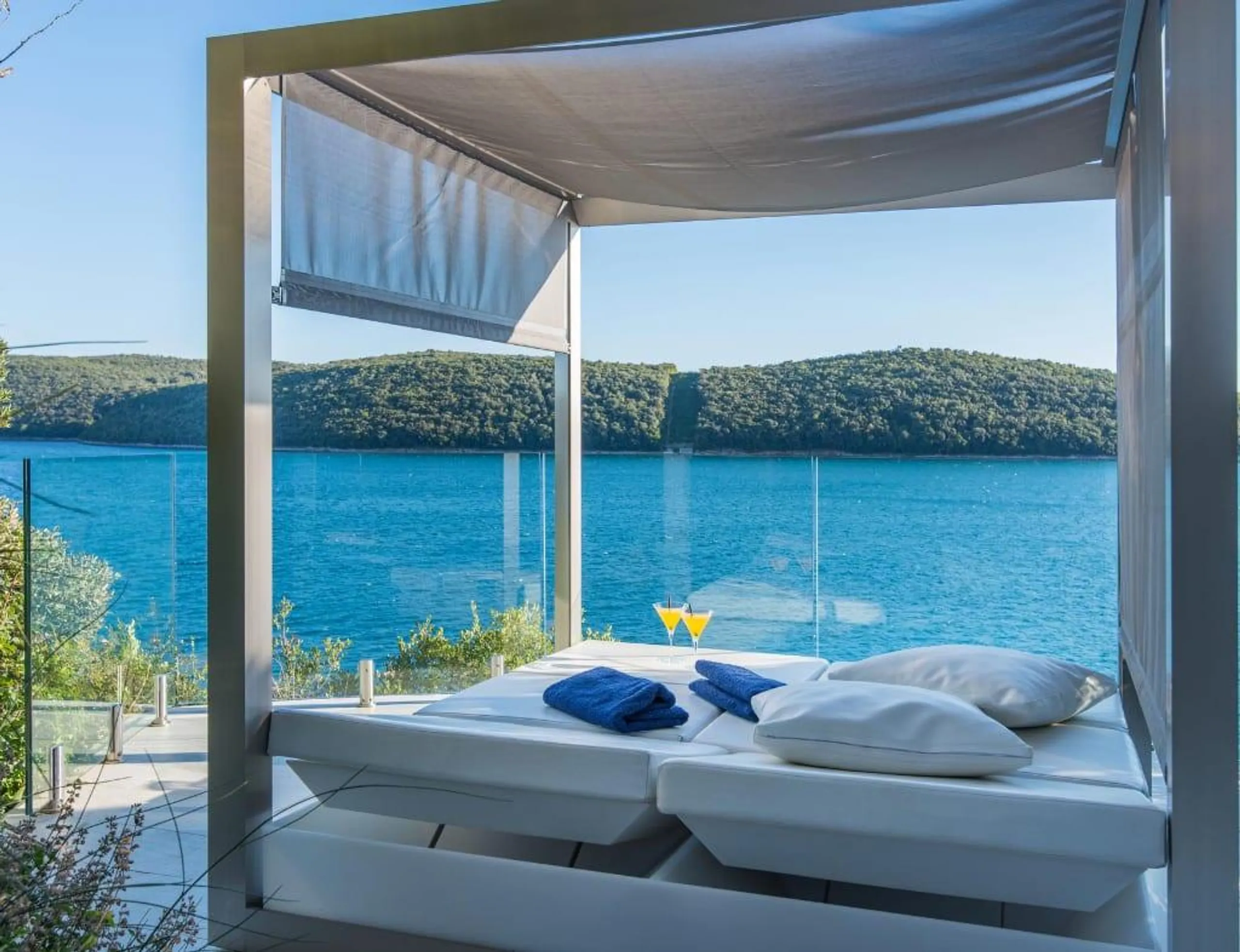 Spectacular 5-Star Villa with Private Infinity Pool, Spa, and Helicopter Access — photograph 7