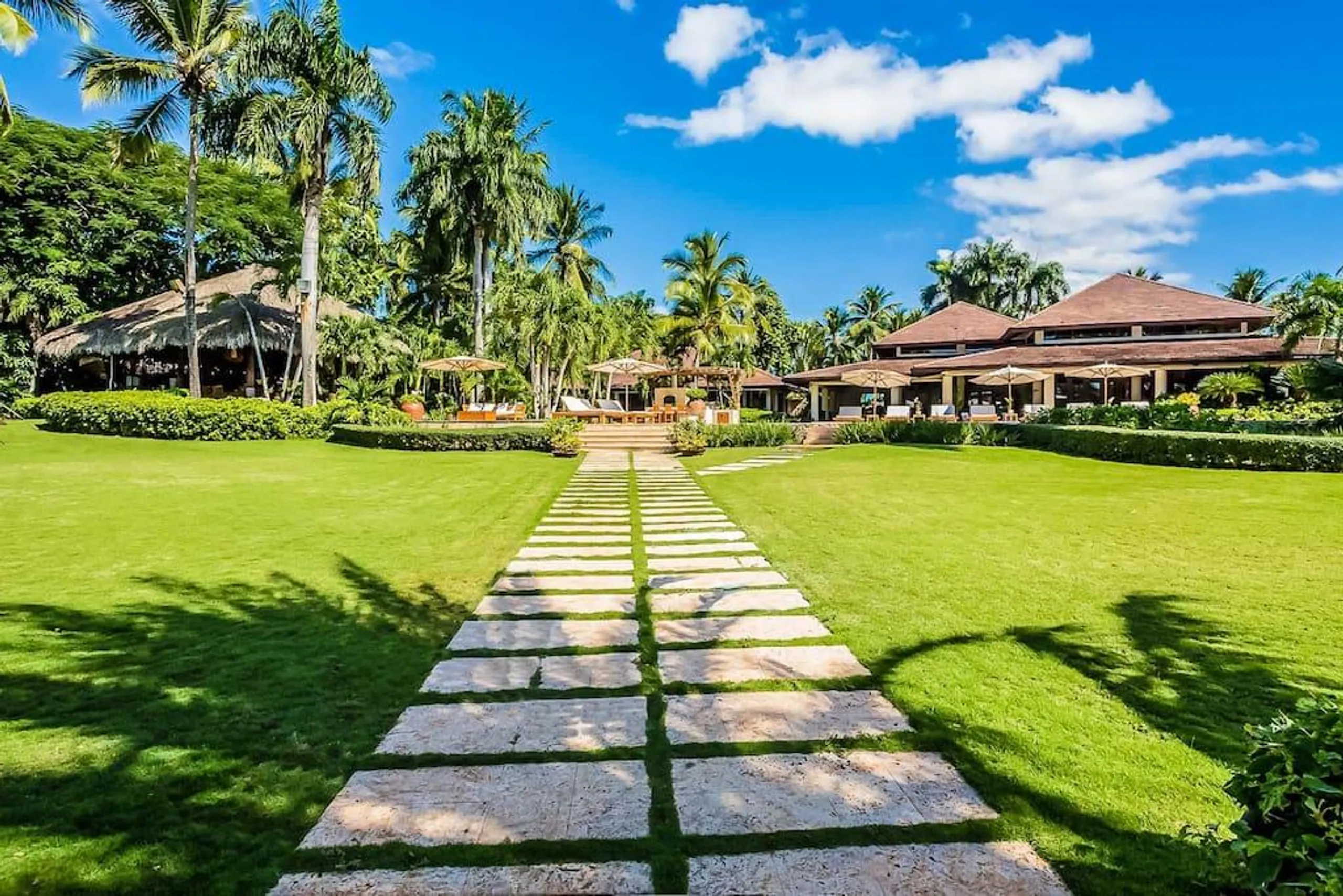 Magnificent Oceanfront Villa in La Romana with Private Pool, Outdoor Grill, and Walks to Beach — photograph 4
