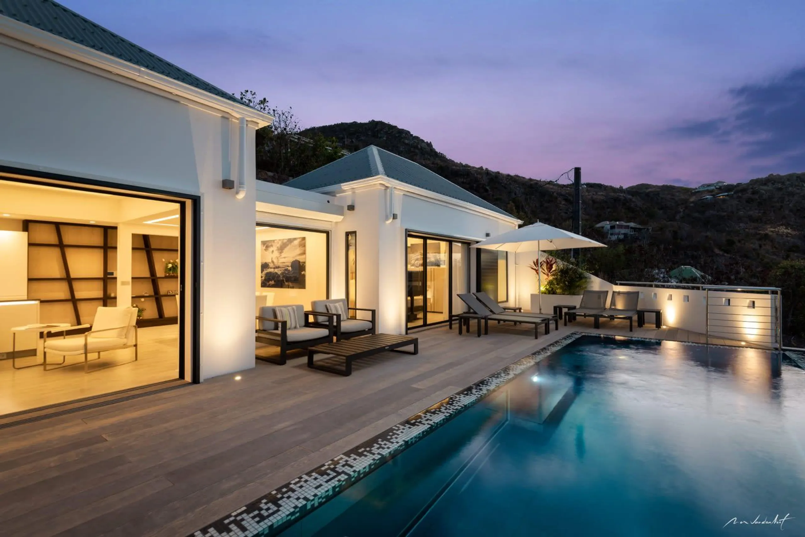 Stunning Modern Villa On The Hills With Pool And Panoramic View — photograph 2