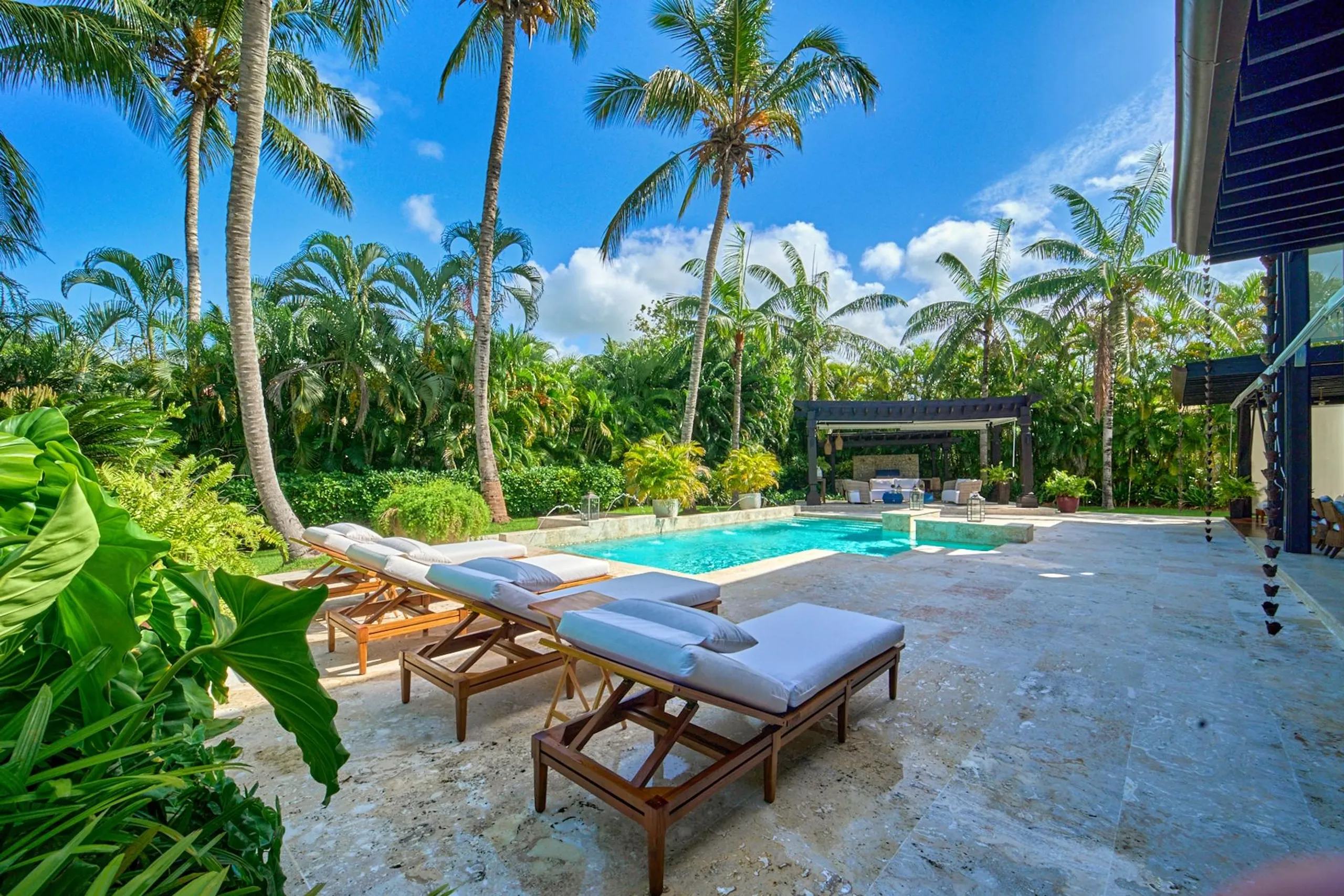 Elegant Boutique Villa with Private Pool, Lush Garden and Charming Gazebo — photograph 3