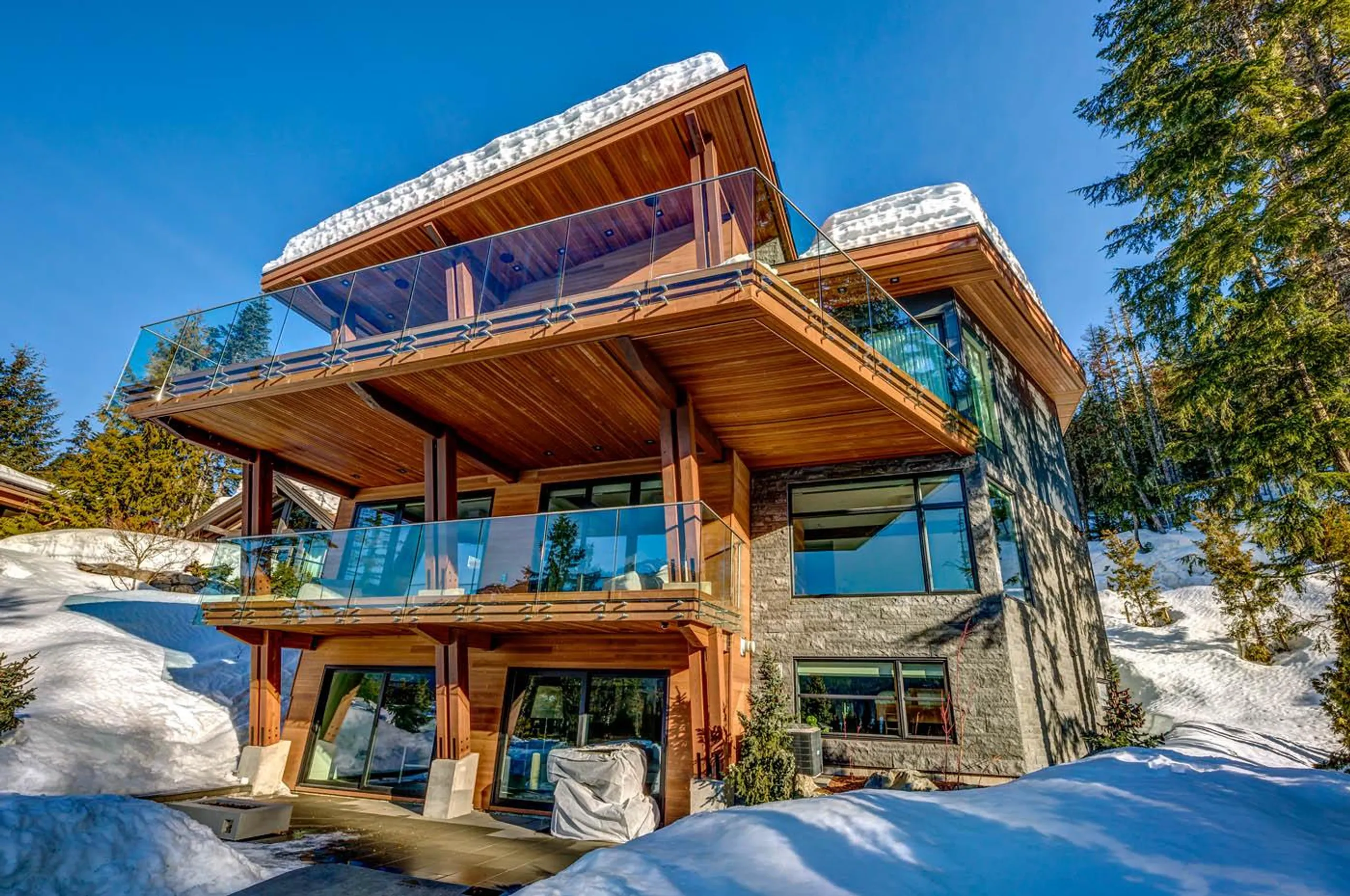 Lavish Haven with Majestic Mountain Views and Deluxe Poolside Retreat VILLAWAY®, Whistler