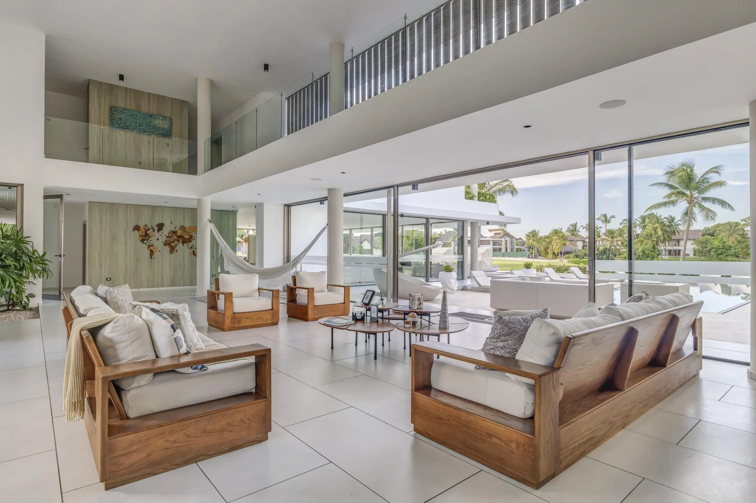 Regal Resort-Style 15 BR Estate with Infinity Pool — photograph 8