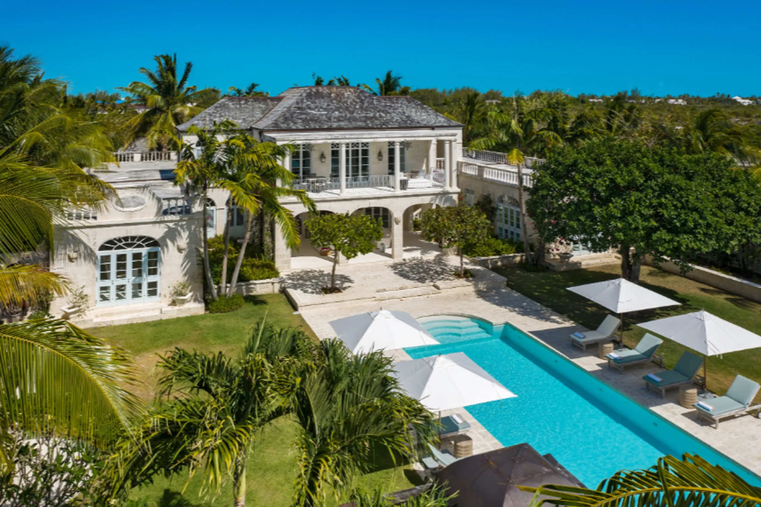 Ocean Front Grand Luxury Oasis with Private Pool and Ocean Views — photograph 2