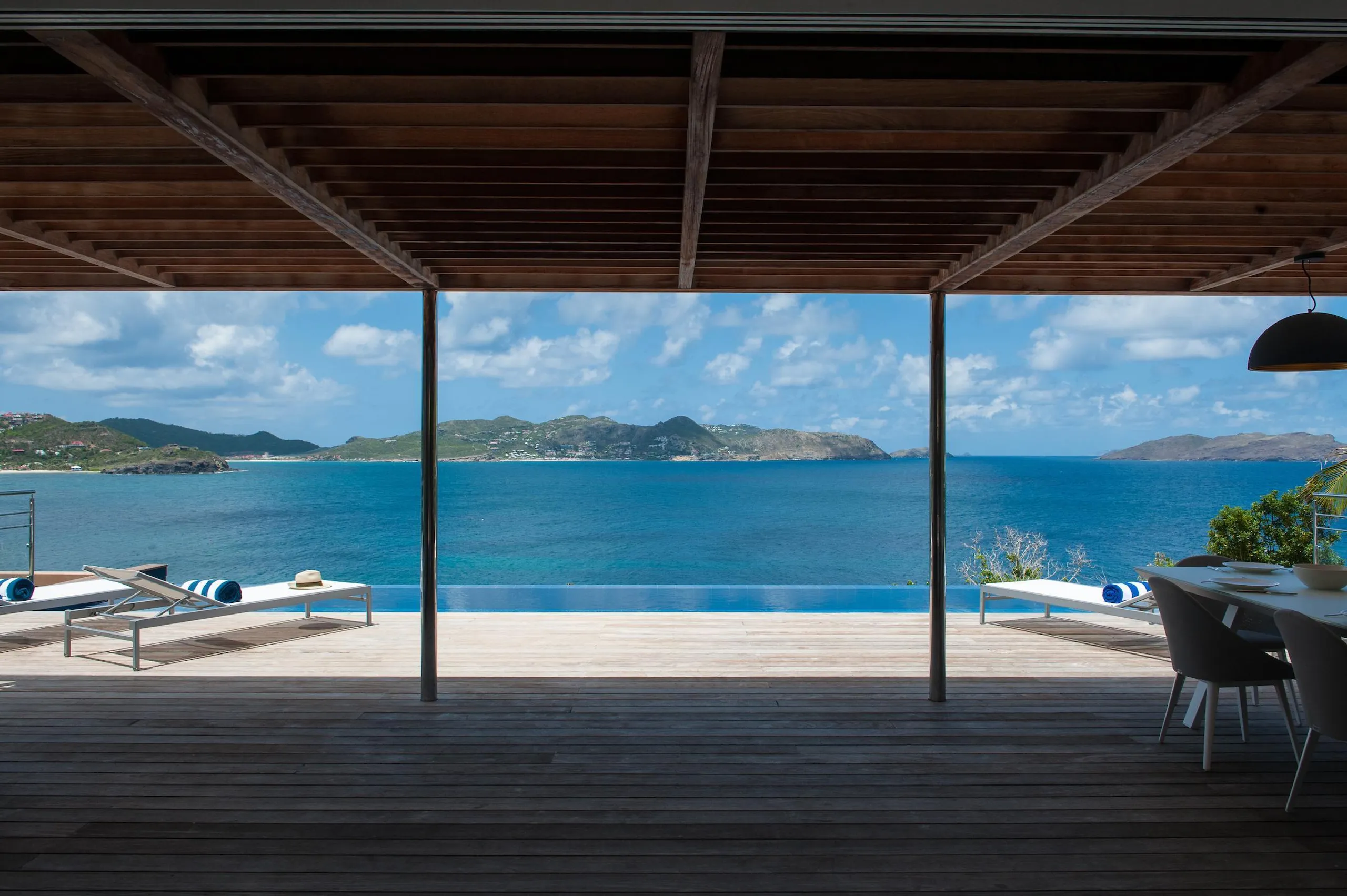 Glamorous Oceanside Villa with Infinity Pool and Zen Garden — photograph 2