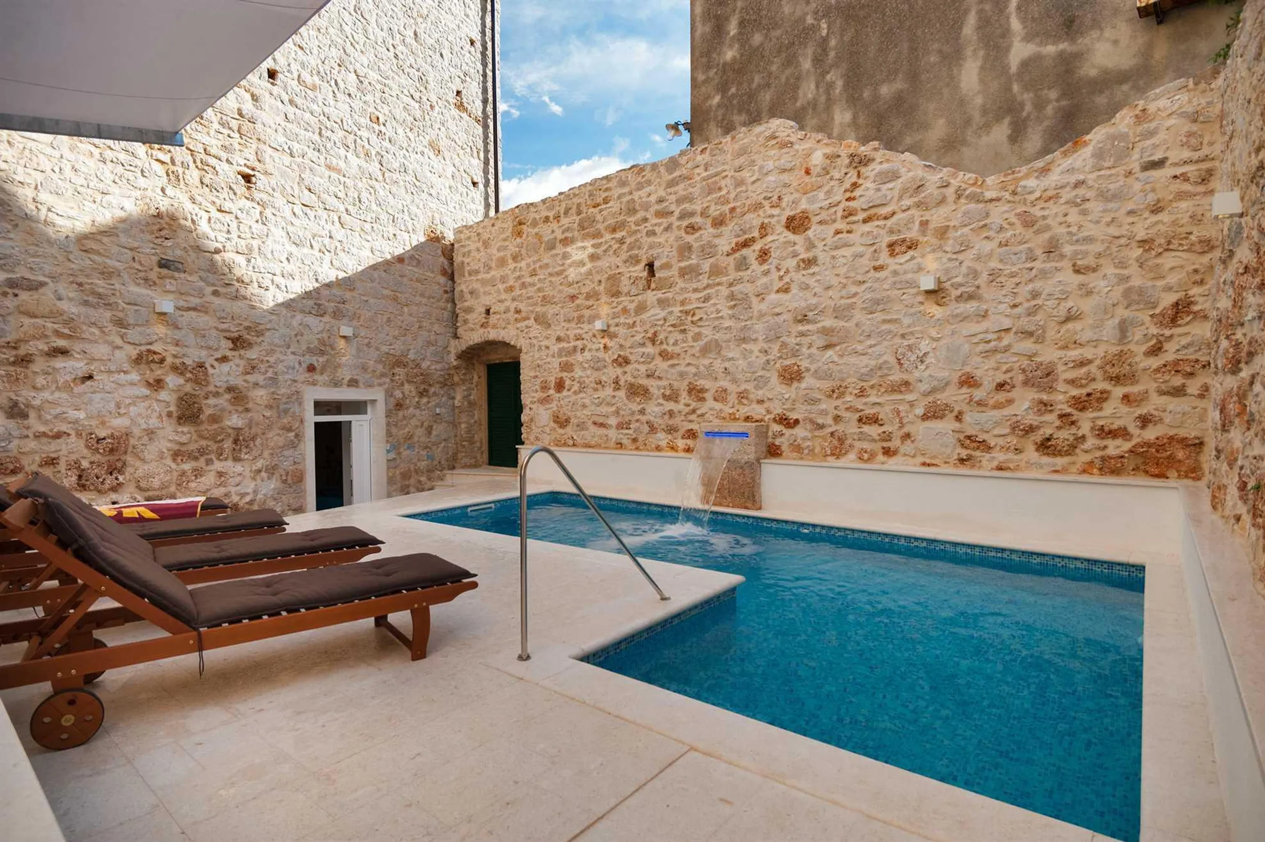 Sophisticated  Villa with Private Pool, Jacuzzi, Sauna and Sea Views — photograph 3
