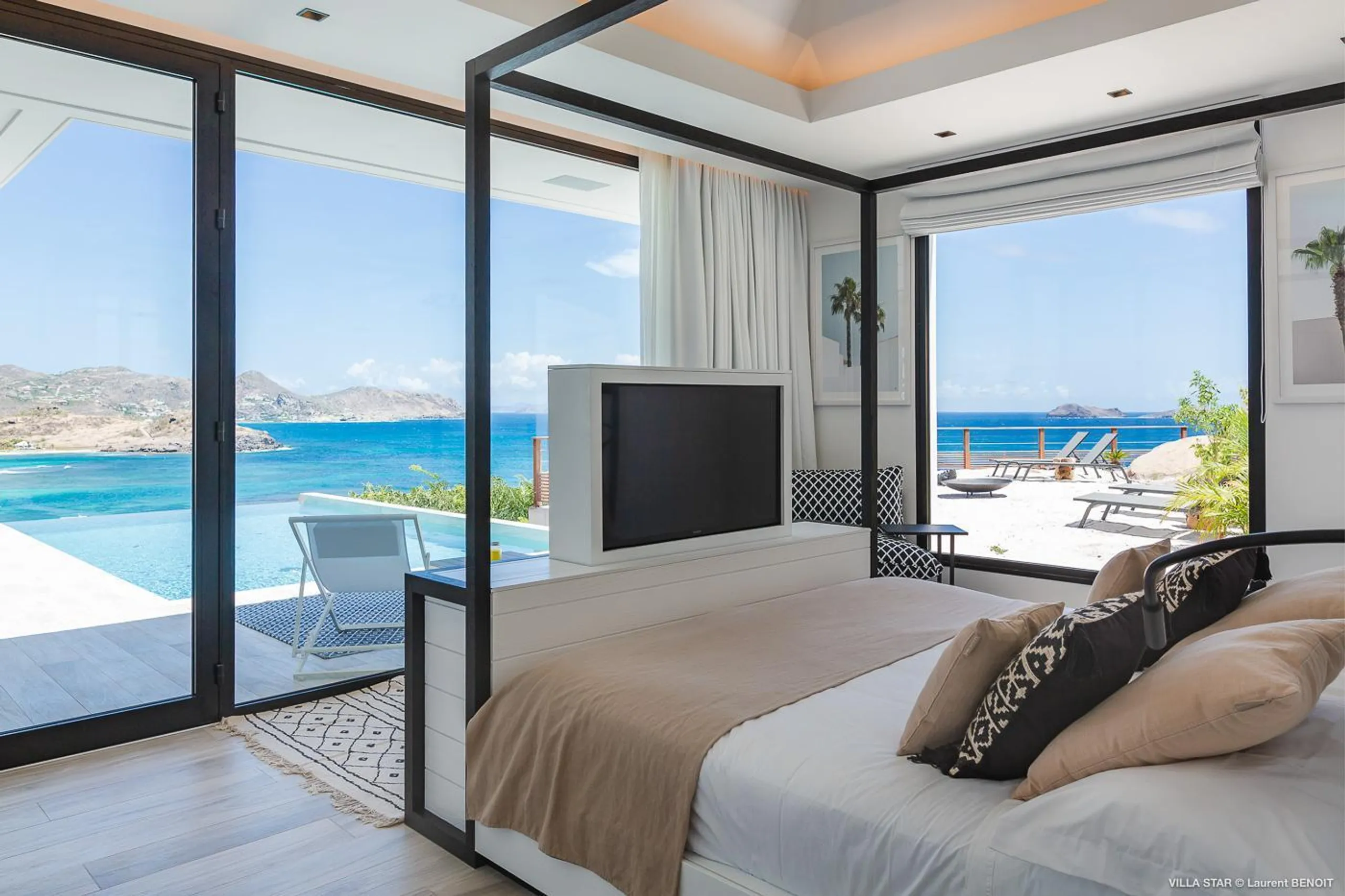 Plush Luxury Villa with Private Pool and Backyard Lounge — photograph 8