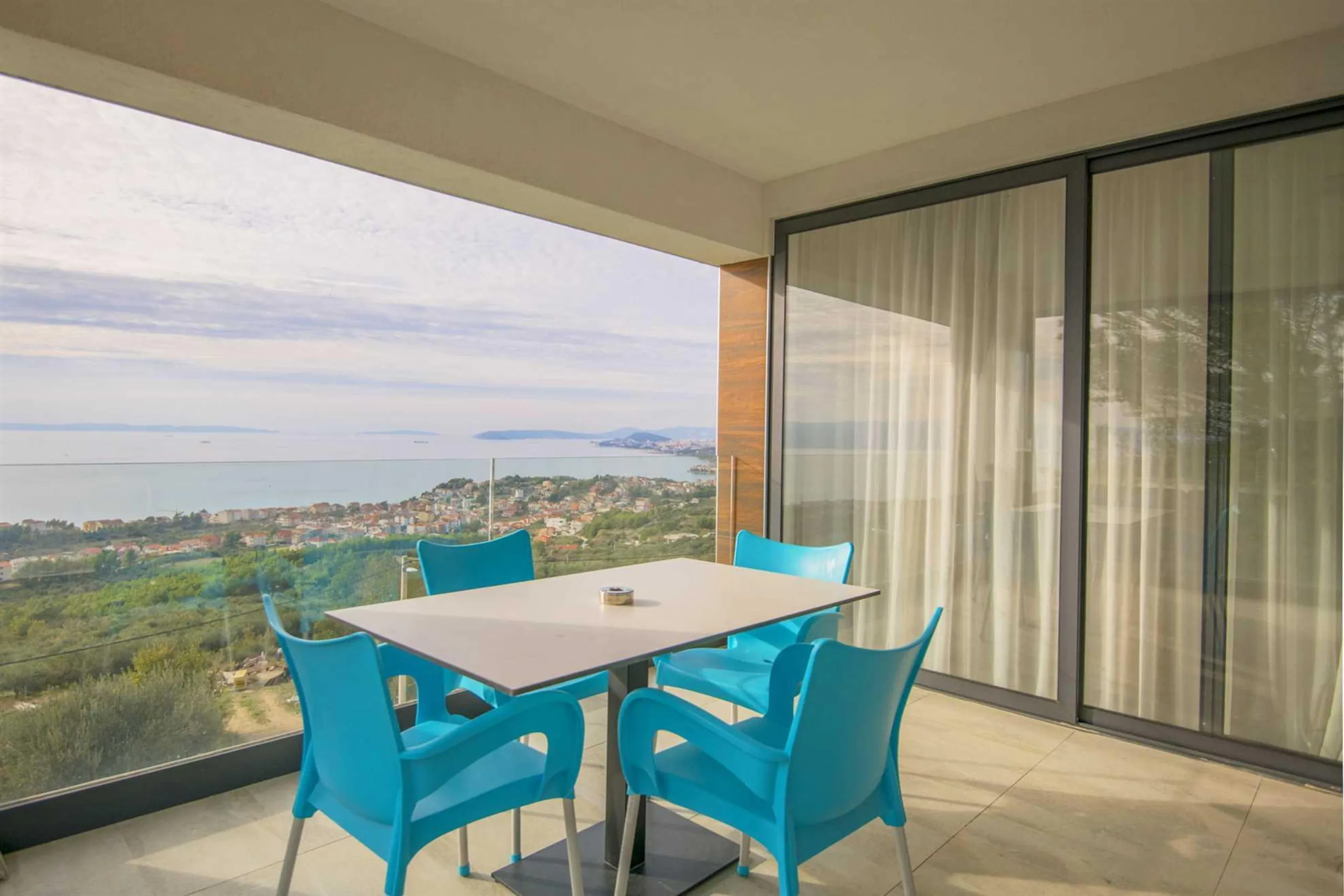 Posh Two-Story Villa with Pool and Breathtaking Views in Dalmatia — photograph 4