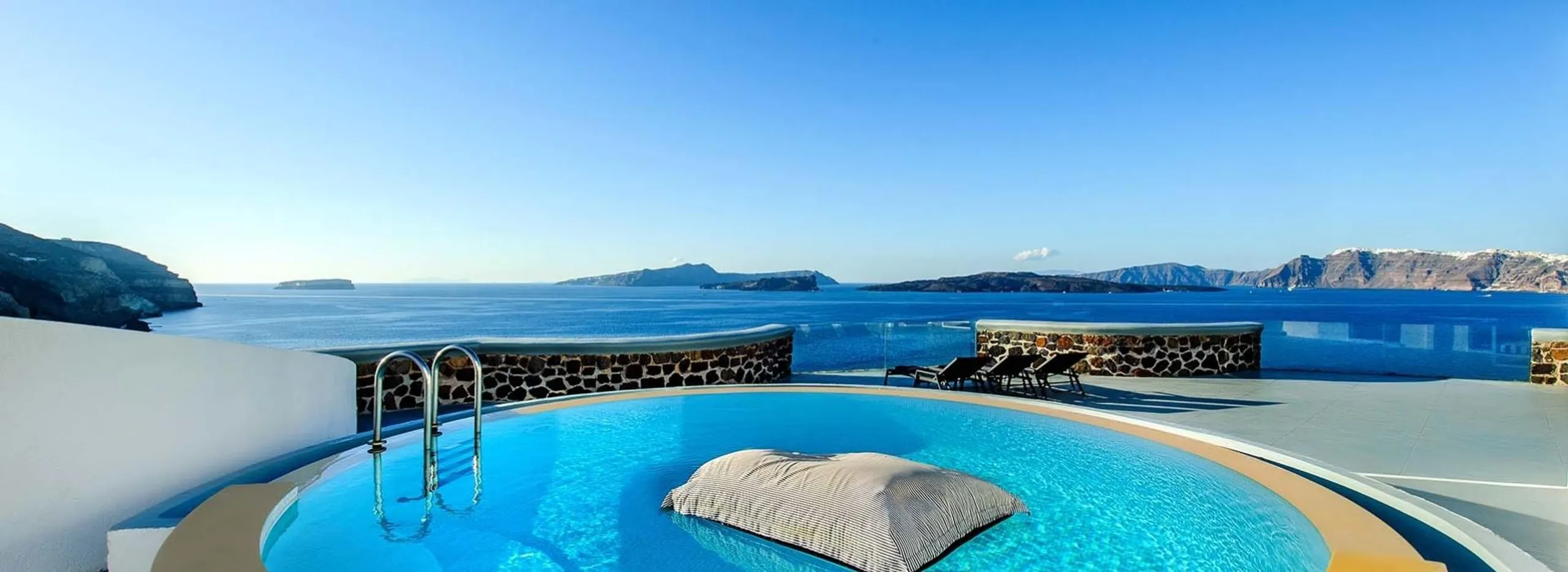 Lavish Haven with Majestic Seascapes and Deluxe Pool Retreat, Kalo Livadi