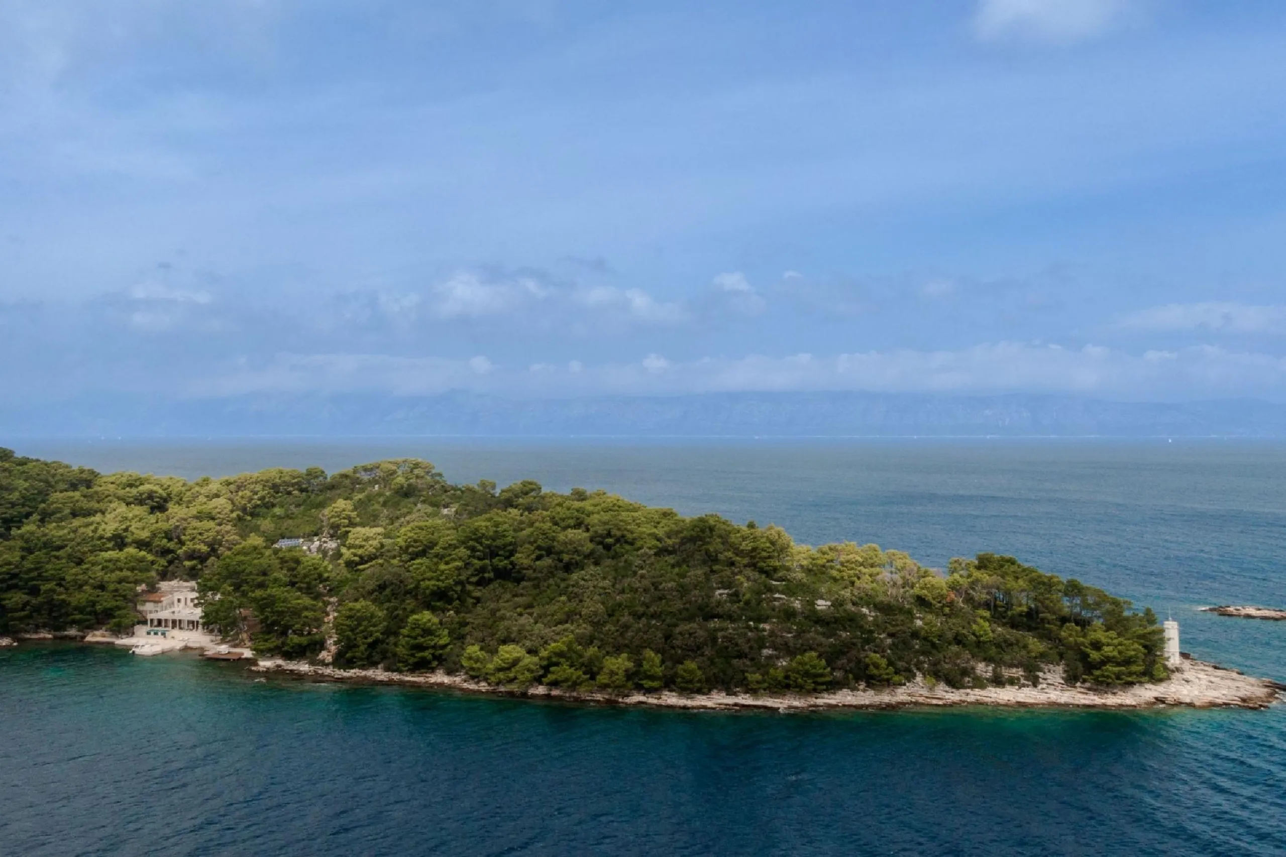 Enchanted Ancient-Inspired Villa with Breathtaking Pool and Seaside Views — photograph 7
