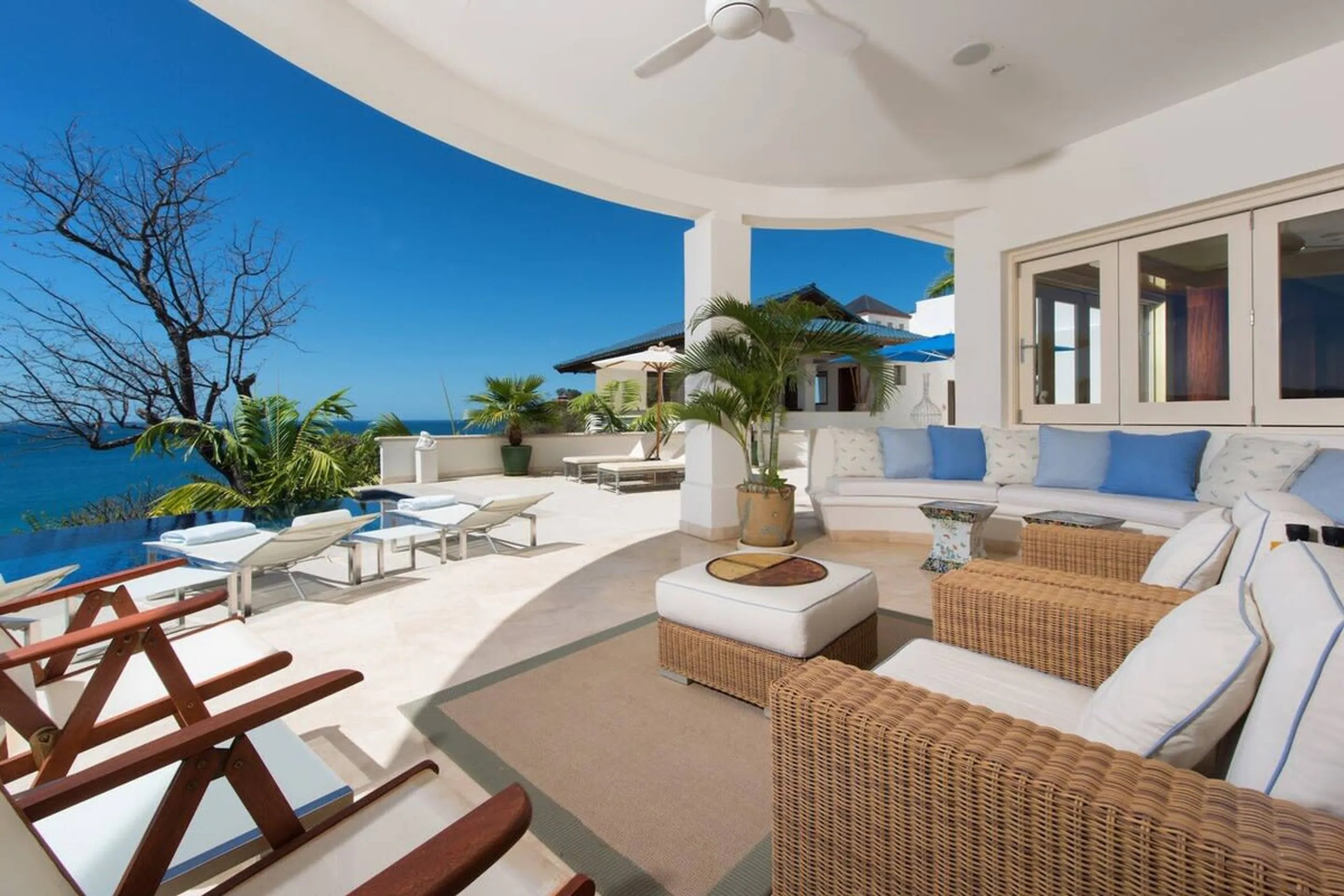 Opulent Beachfront Villa in Flamingo with Private Pool, Private Beach Access and Panoramic Ocean Views — photograph 3