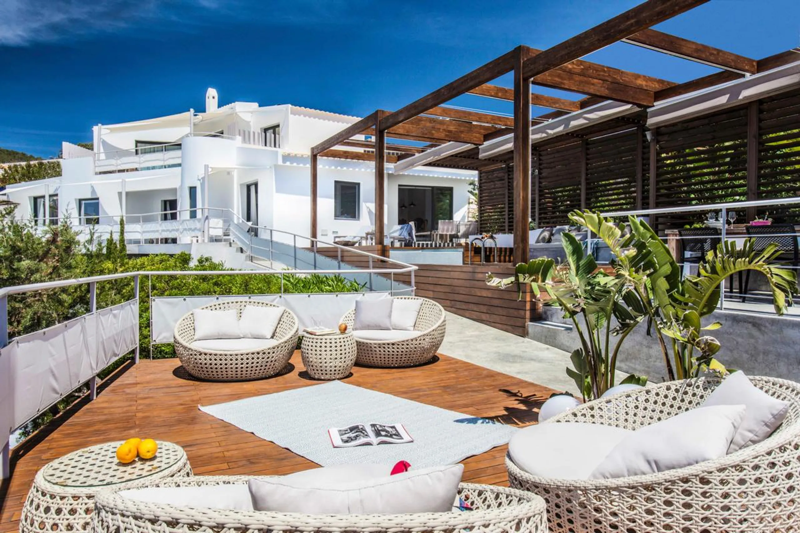 Ornate Contemporary Villa with Private Pool and Blue Sea Views — photograph 2