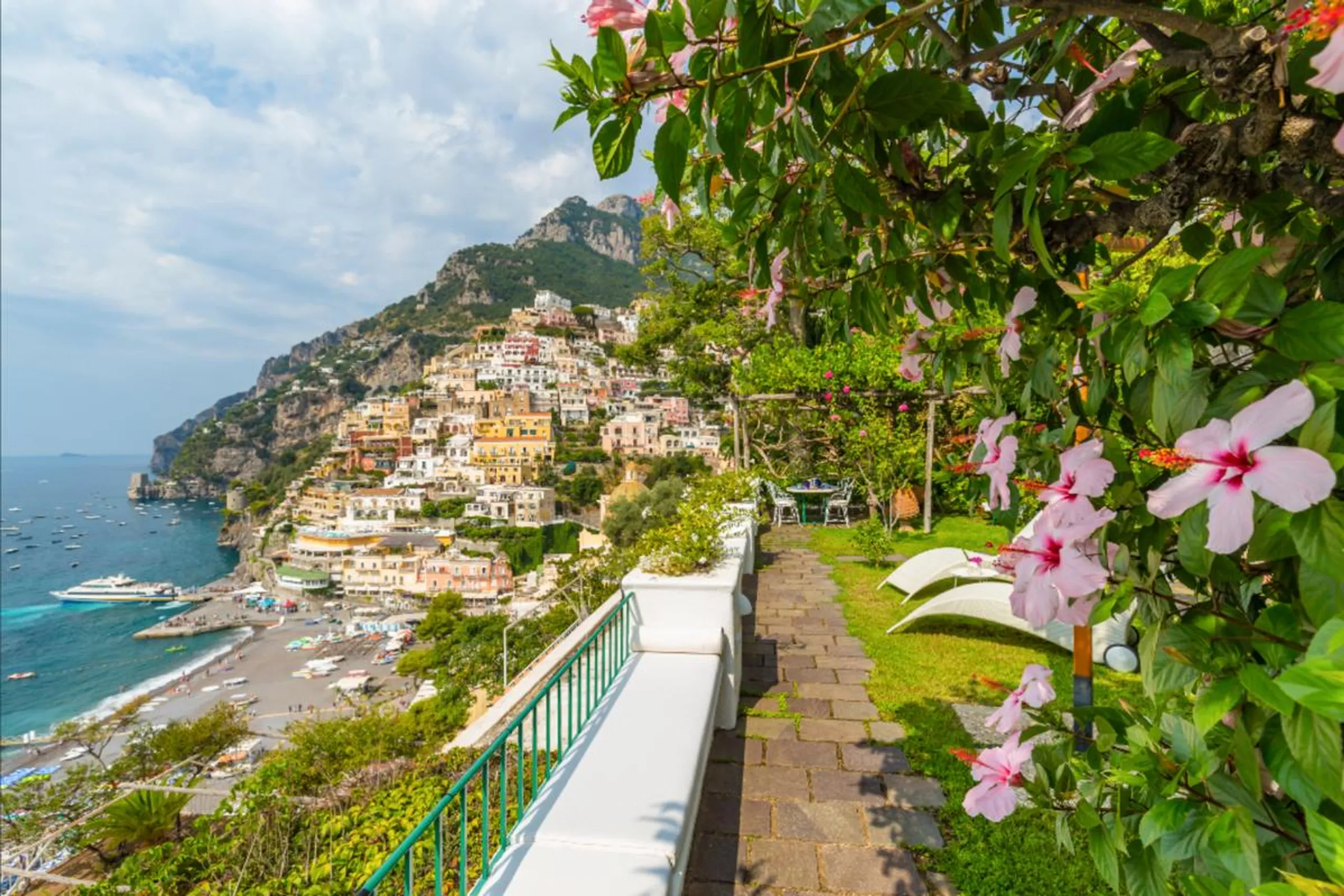 Enchanting Cliffside Villa with Terrace and Coastal Views — photograph 4