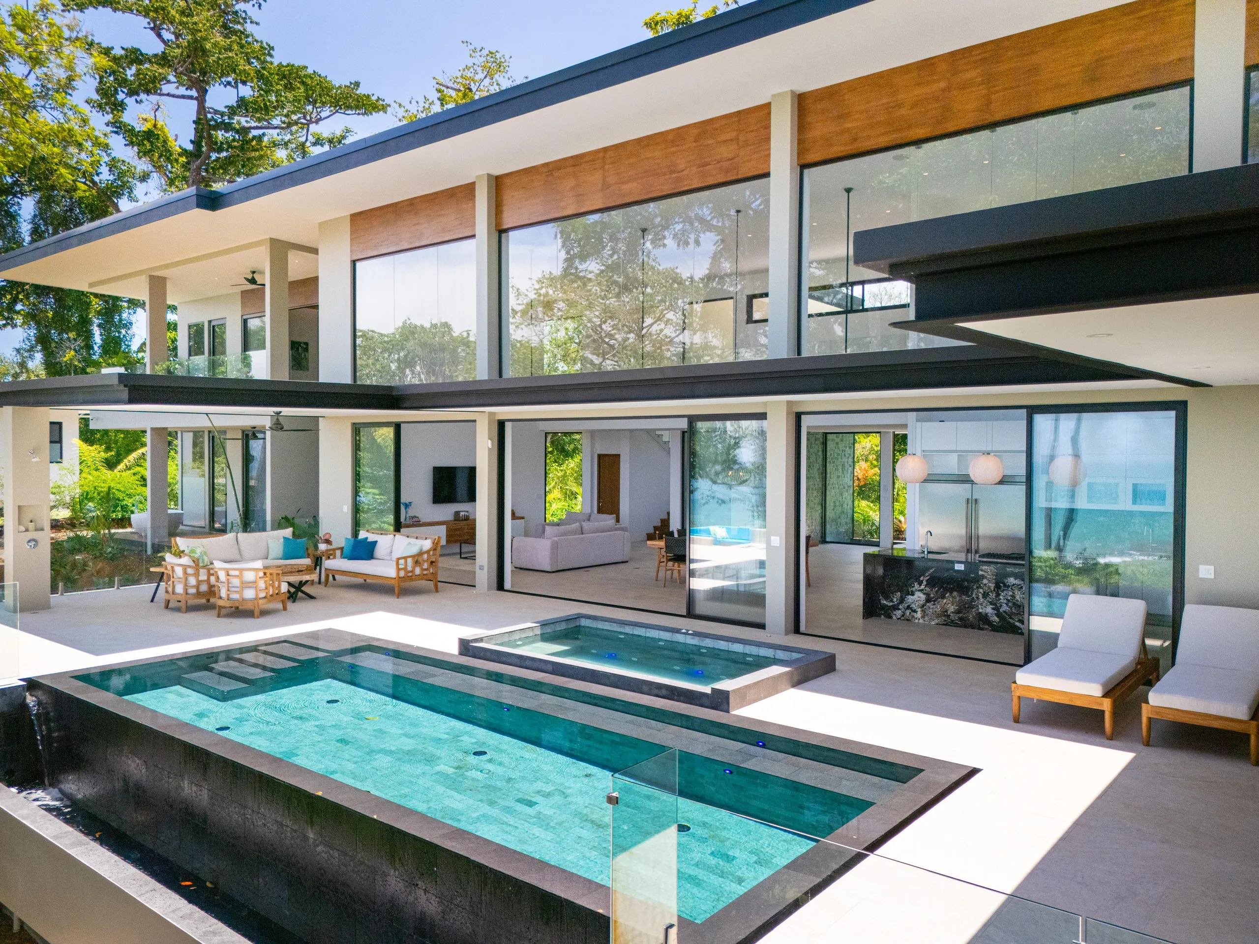 Top-Notch Villa with Infinity Pool, Jacuzzi, and Stunning Ocean Views — photograph 8