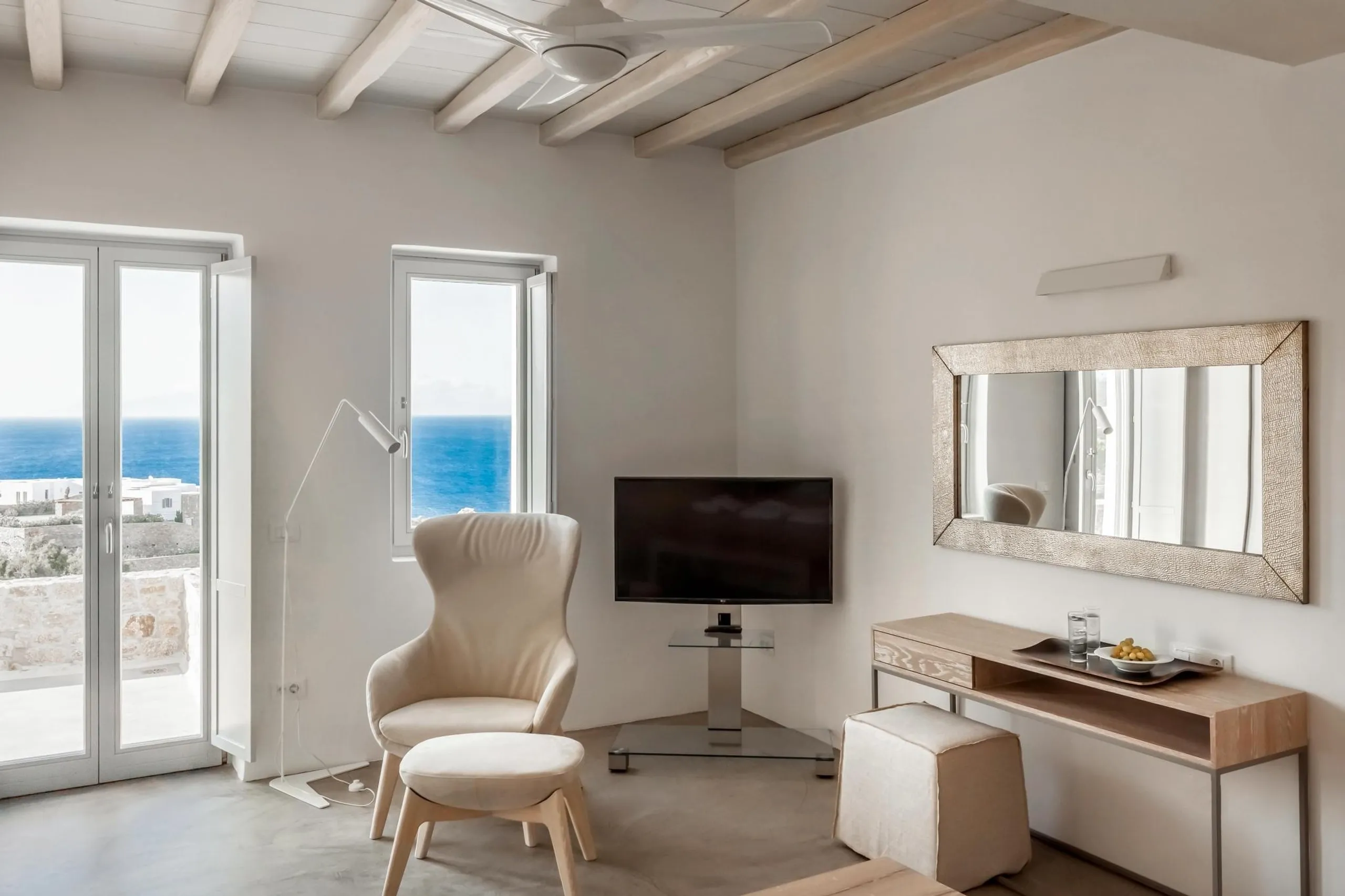 Dignified Mykonos Villa with Infinity Pool and Ocean Views — photograph 12