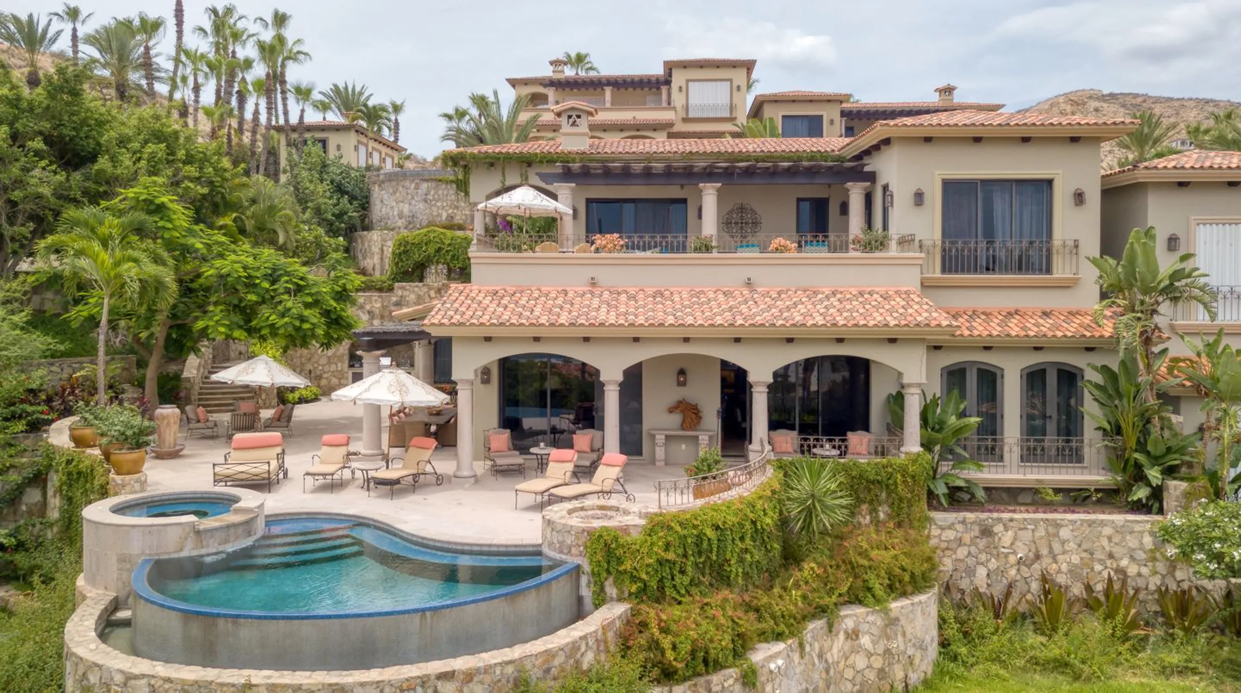 Breathtaking Oceanview Villa: Seamless Indoor-Outdoor Living with Pool, Jacuzzi & Gourmet Amenities — photograph 2