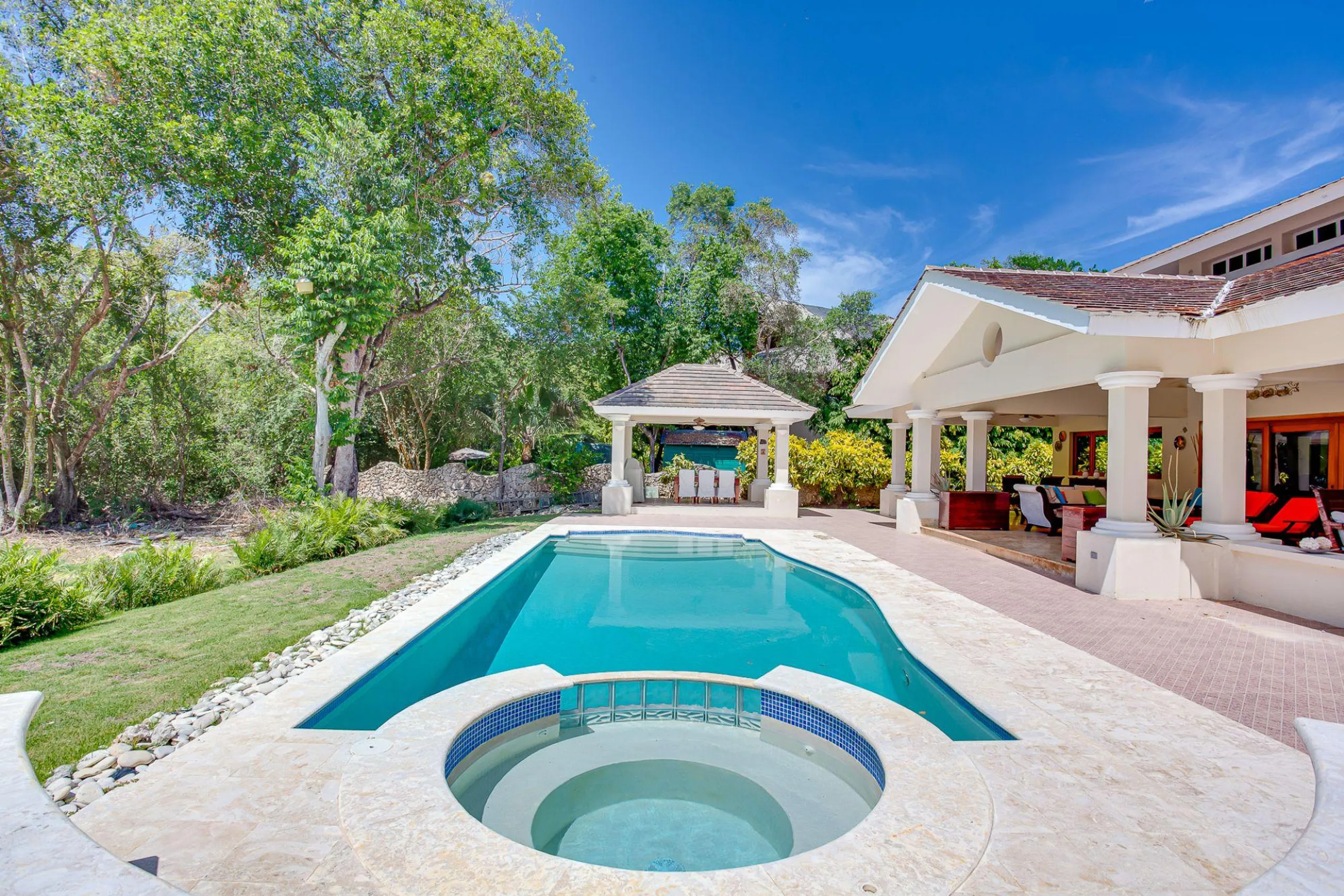 Calming Punta Cana Villa with High Ceilings and Luxe Amenities — photograph 5