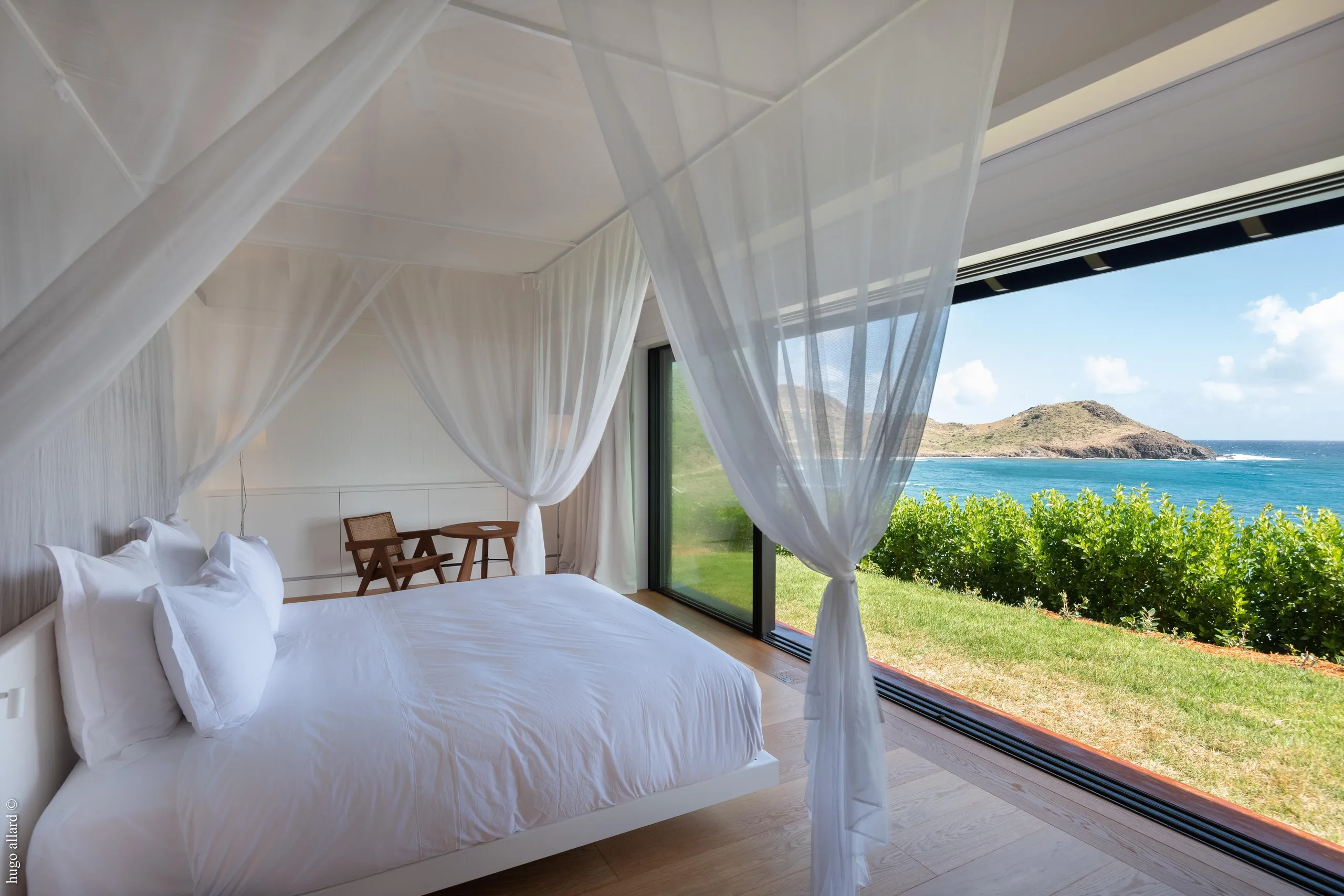 Outstanding Oceanside Villa with Infinity Pool and Gazebo — photograph 12