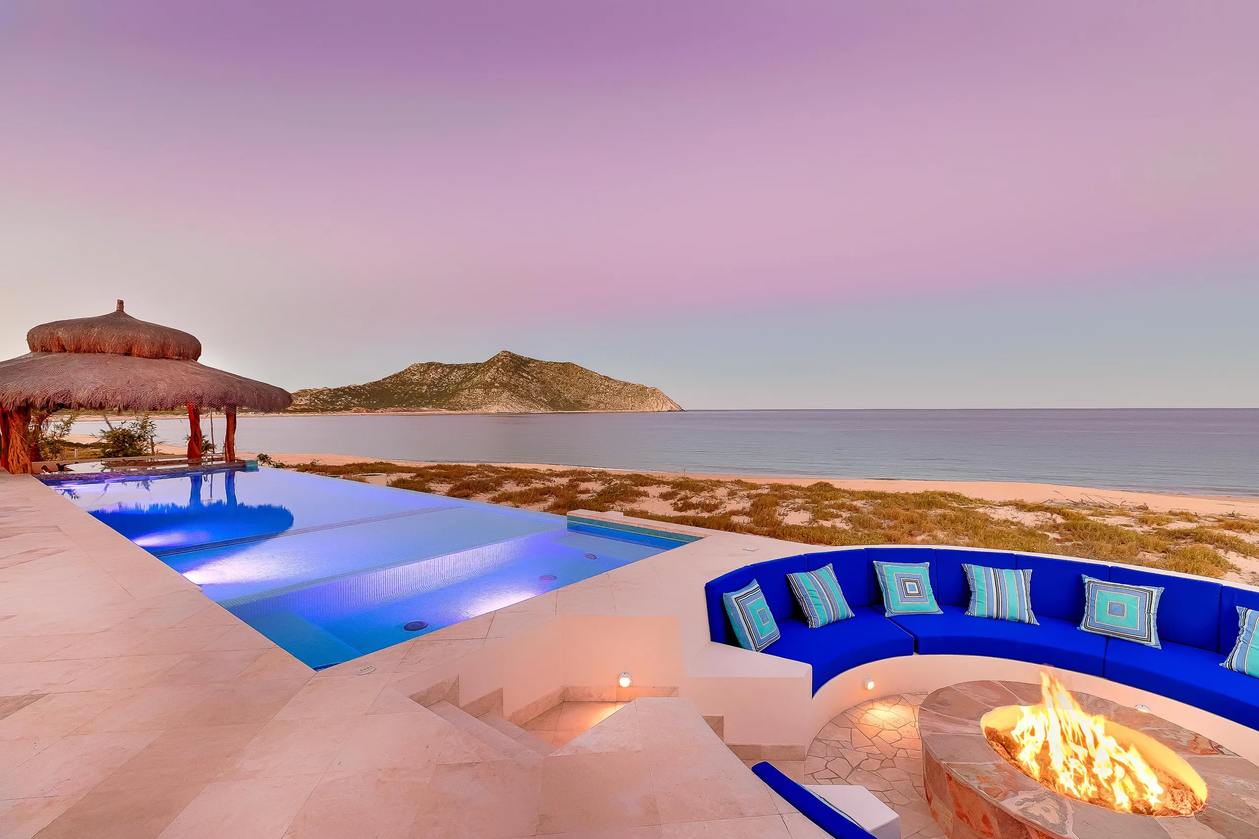 Stunning Los Frailes Villa with Invigorating Pool and Walks to Beach — photograph 8