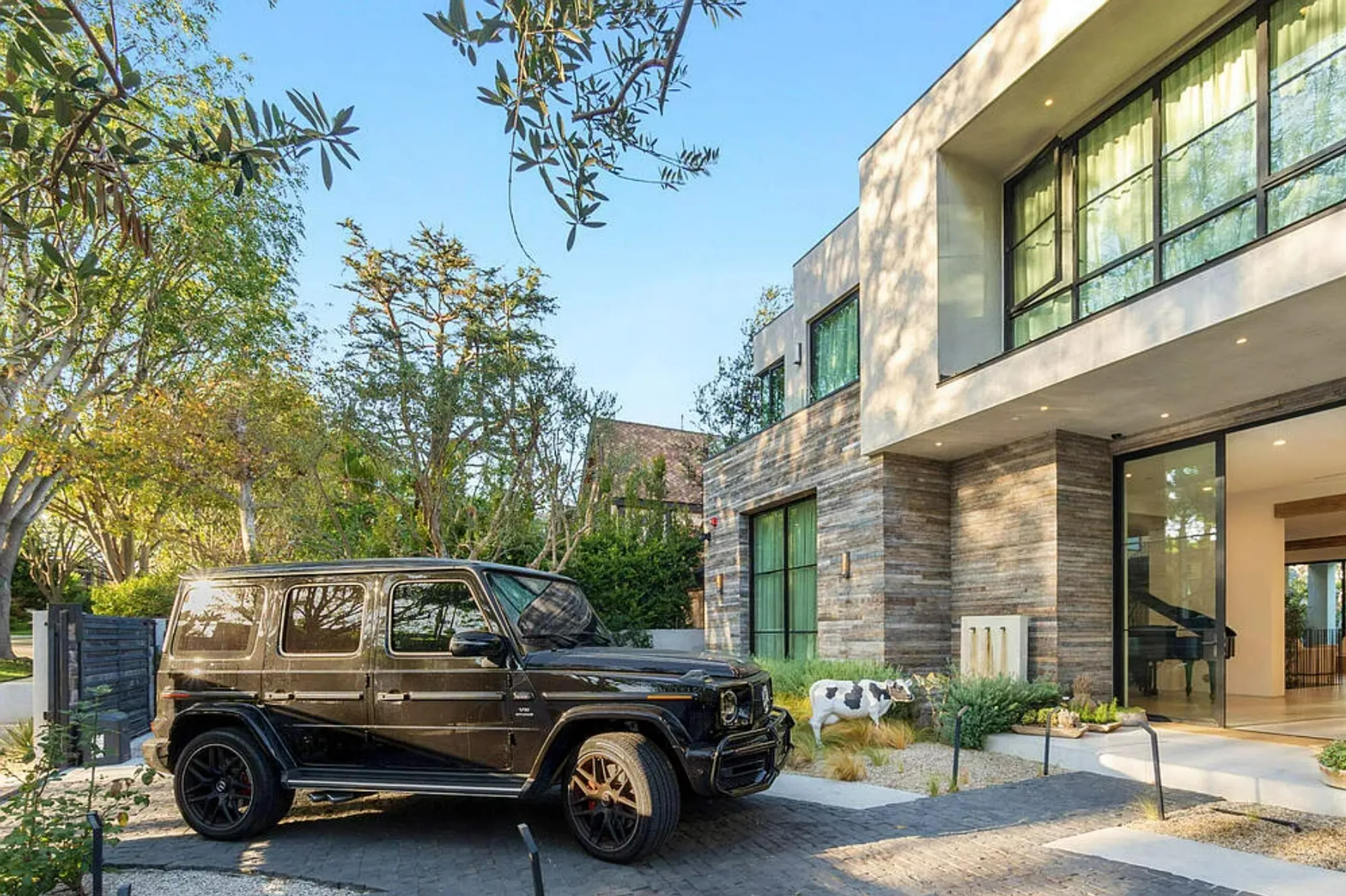 Charming Beverly Hills Estate with Invigorating Pool — photograph 3
