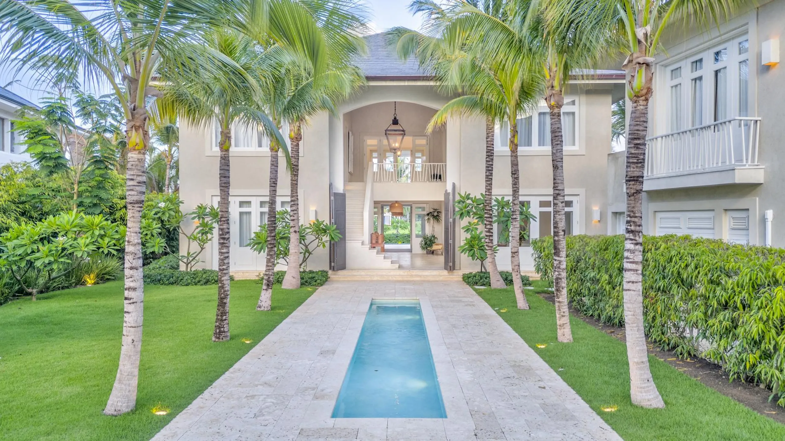 Gleaming Caribbean Villa with Private Pool, Water Mirror Entry and Spacious Interiors — photograph 2