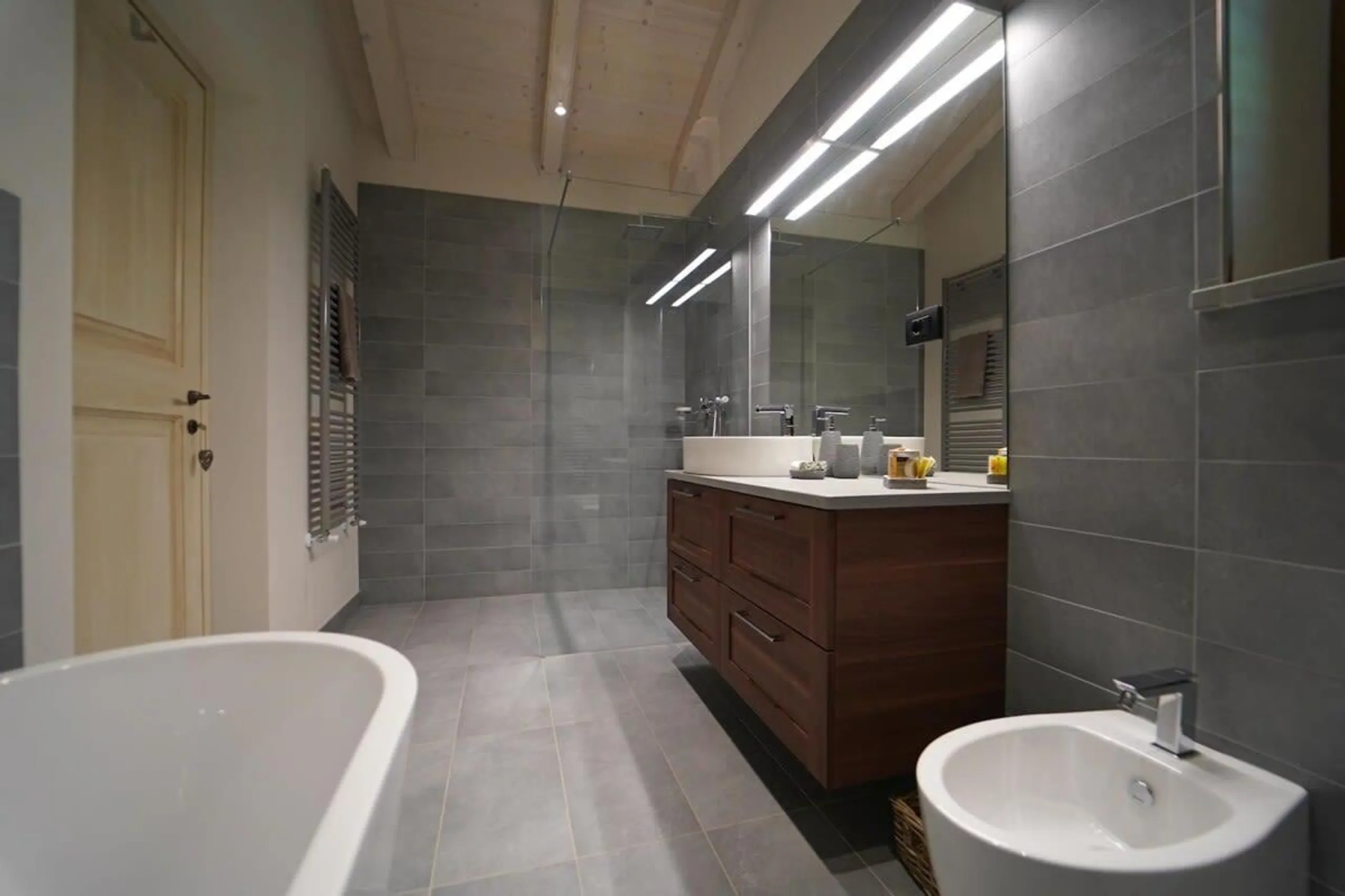 Charming Restored Farmhouse with Invigorating Pool — photograph 11
