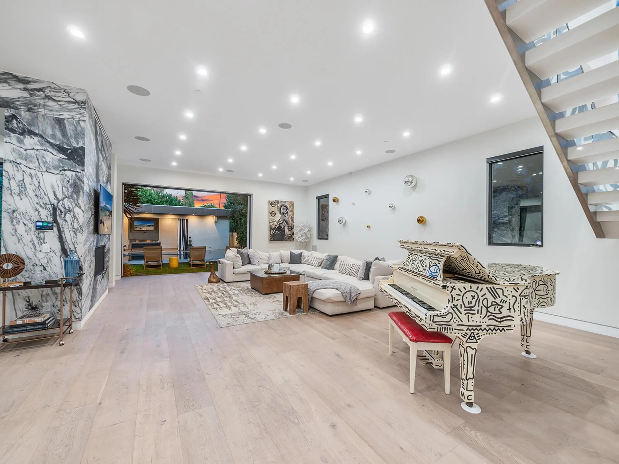 Impeccably Decorated Villa with Pool, Cabana, and Rooftop Deck — photograph 12