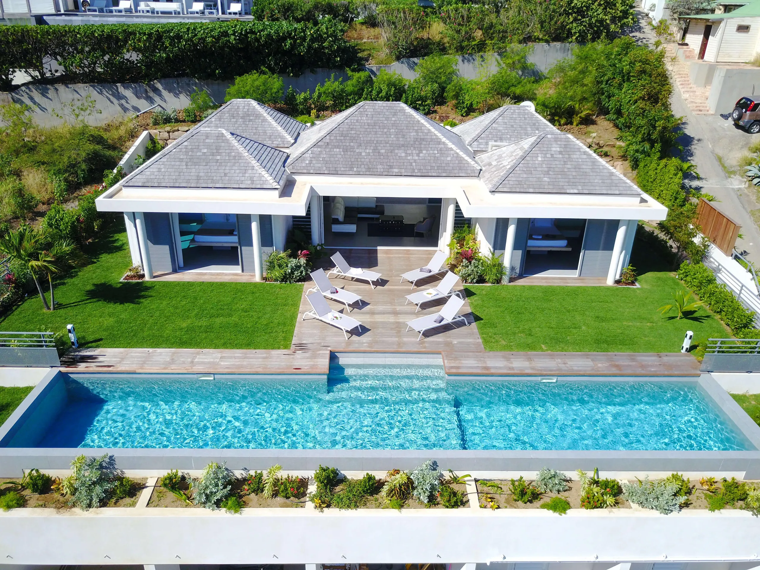 Modern and Aesthetic Styled Villa with Private Pool and Sea View — photograph 2