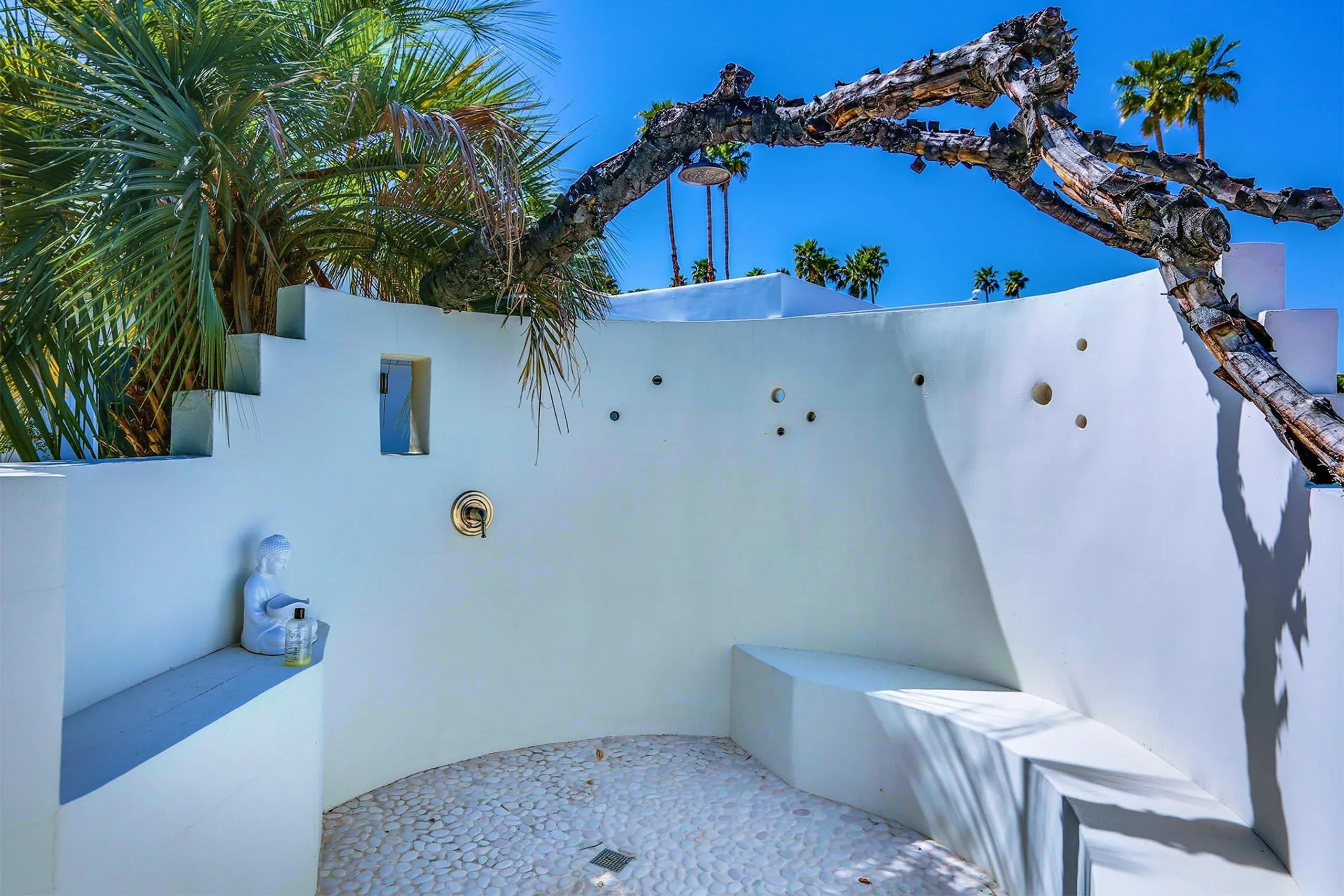 Swanky Poolside Paradise with Bocce Ball and Firepit — photograph 7