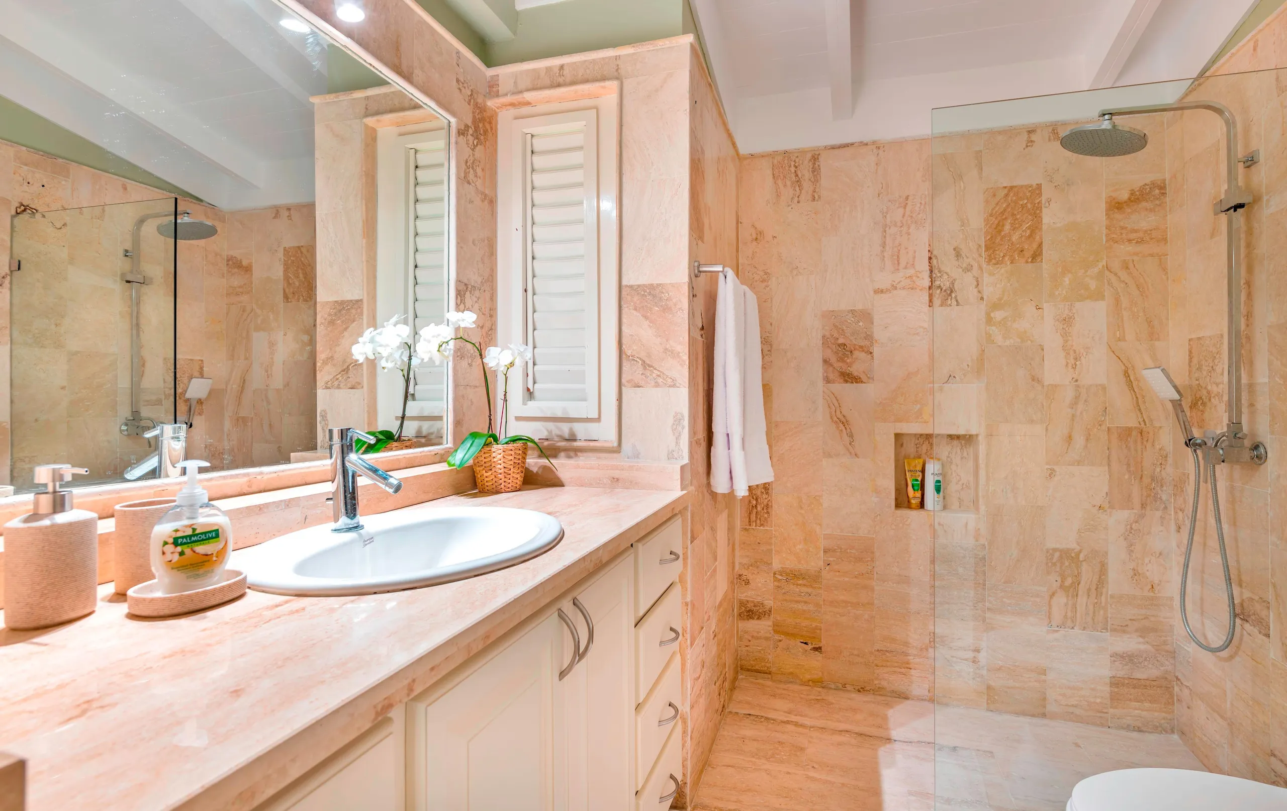 Serene Luxury Retreat with Crystal Pool — photograph 10