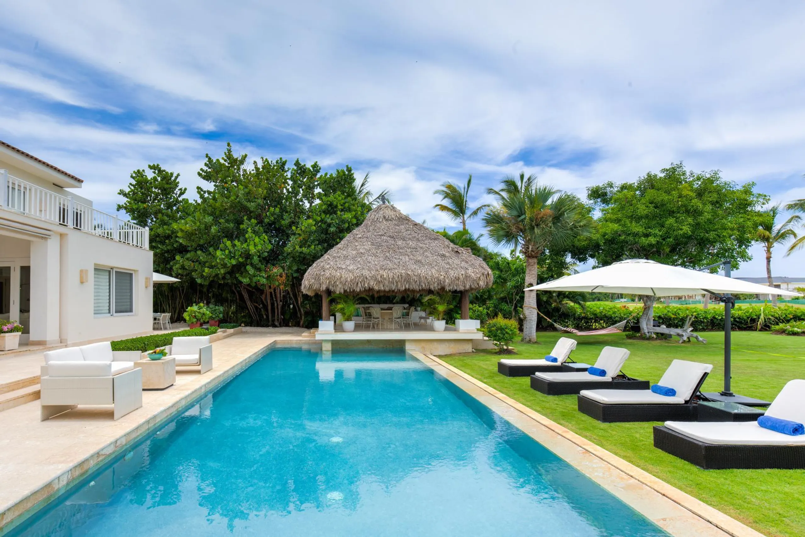 Exquisite Eight Bedroom Villa with Private Pool Overlooking Caribbean Golf Course — photograph 3
