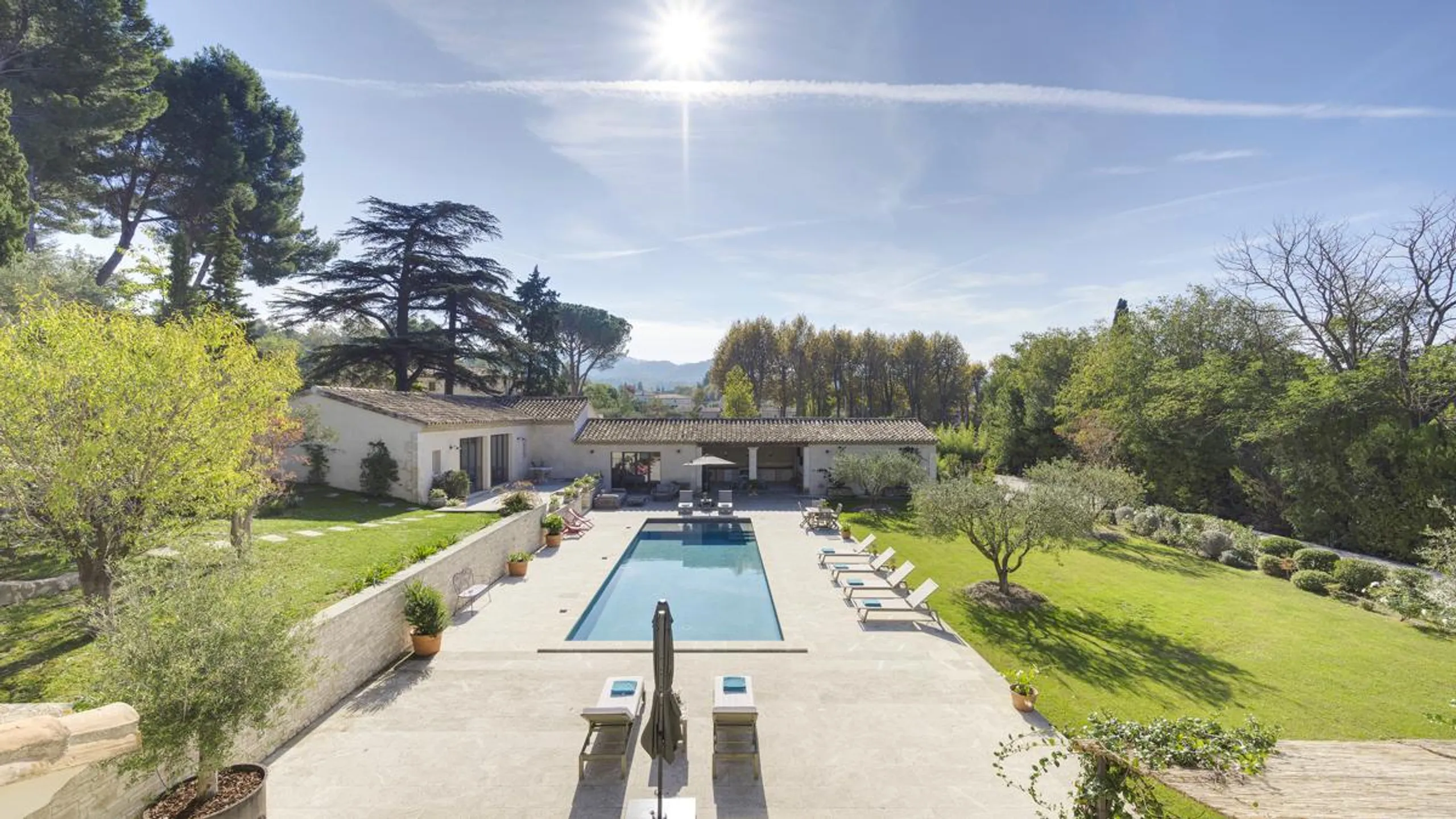 Tranquil Countryside Villa with Private Heated Pool & Serene Surroundings — photograph 3