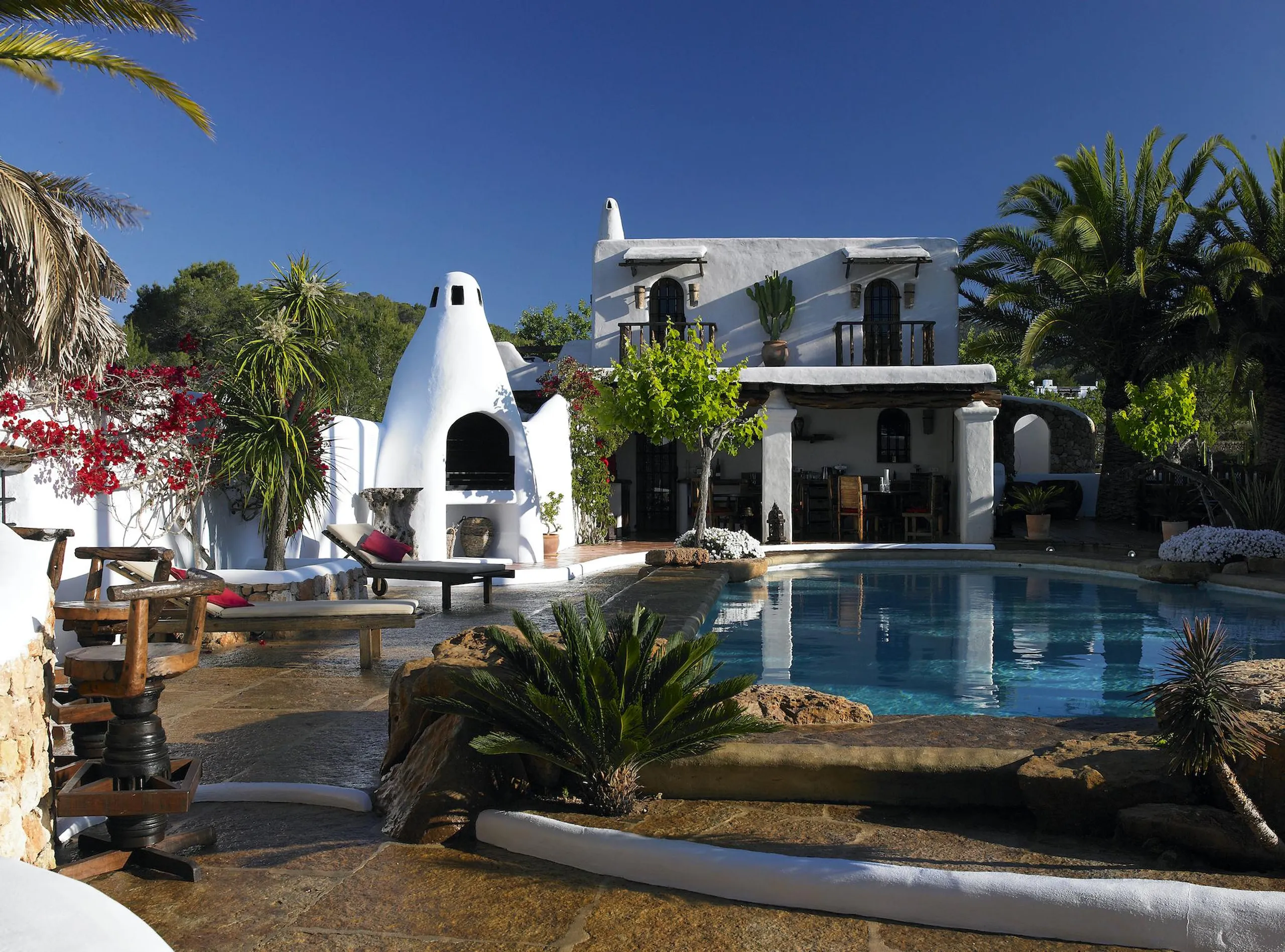 Contemporary Paradise Retreat in Ibiza with Private Pool and Soccer Field — photograph 4