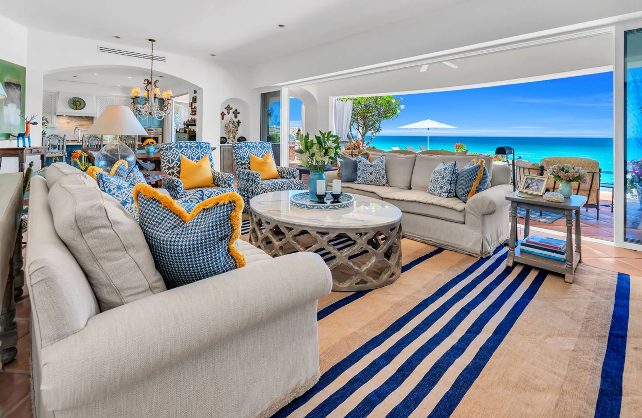 Invigorating Beachfront Villa with Private Infinity Pool, Resort Access and Sea Views — photograph 11