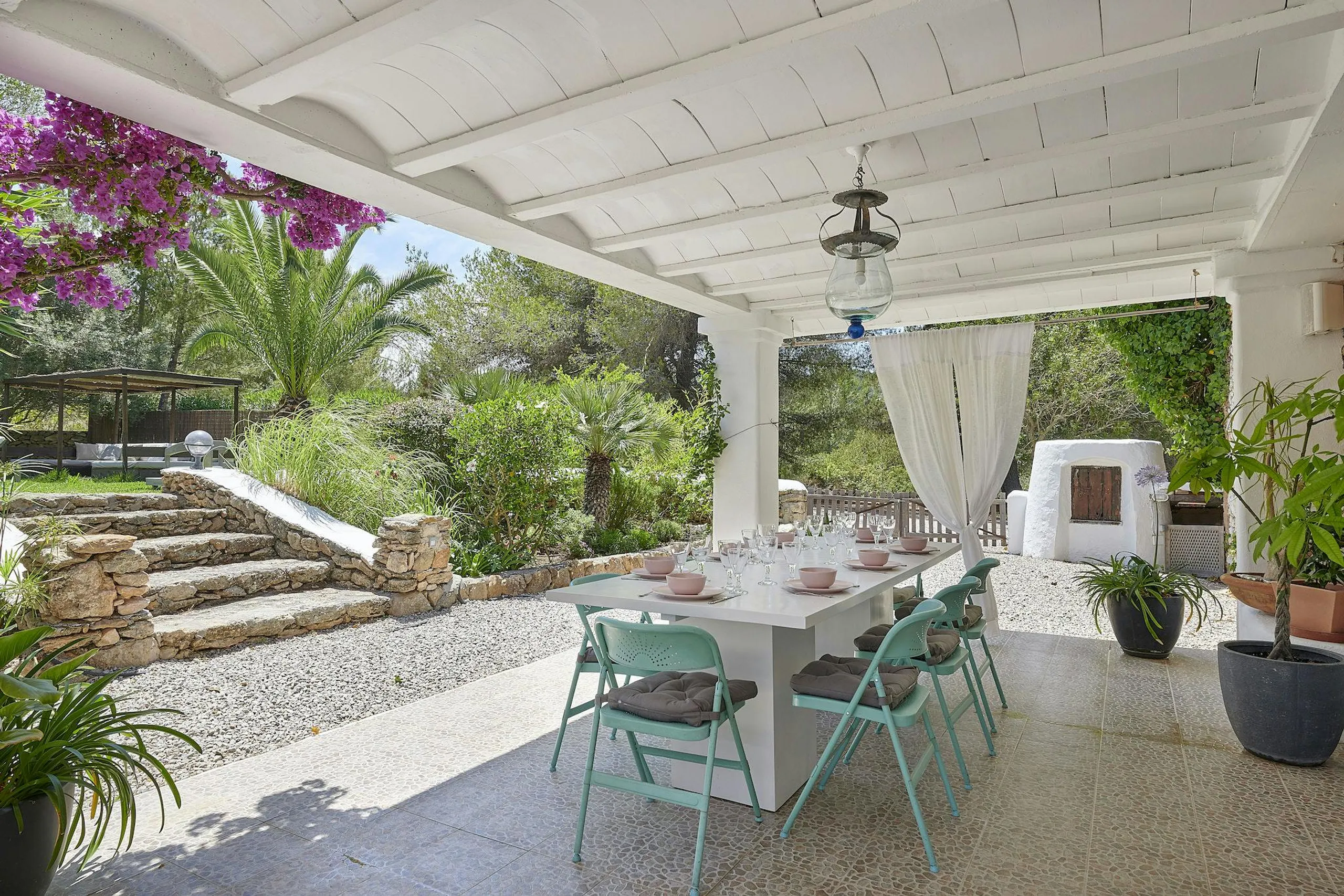 Relaxing Spanish Estate with Private Pool and Gazebo — photograph 9
