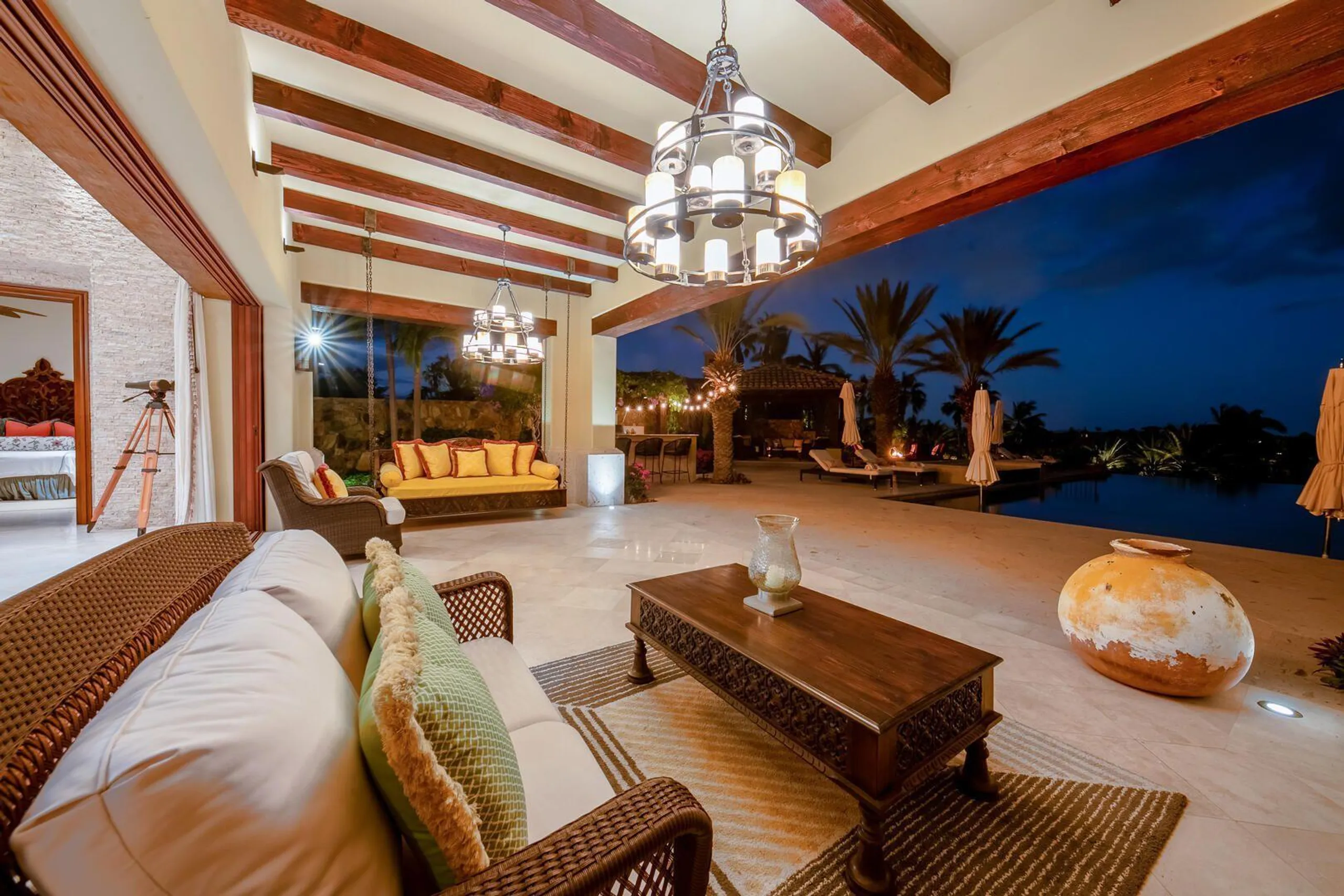 Spectacular Seaside Escape with Infinity Pool and Ocean Views — photograph 6