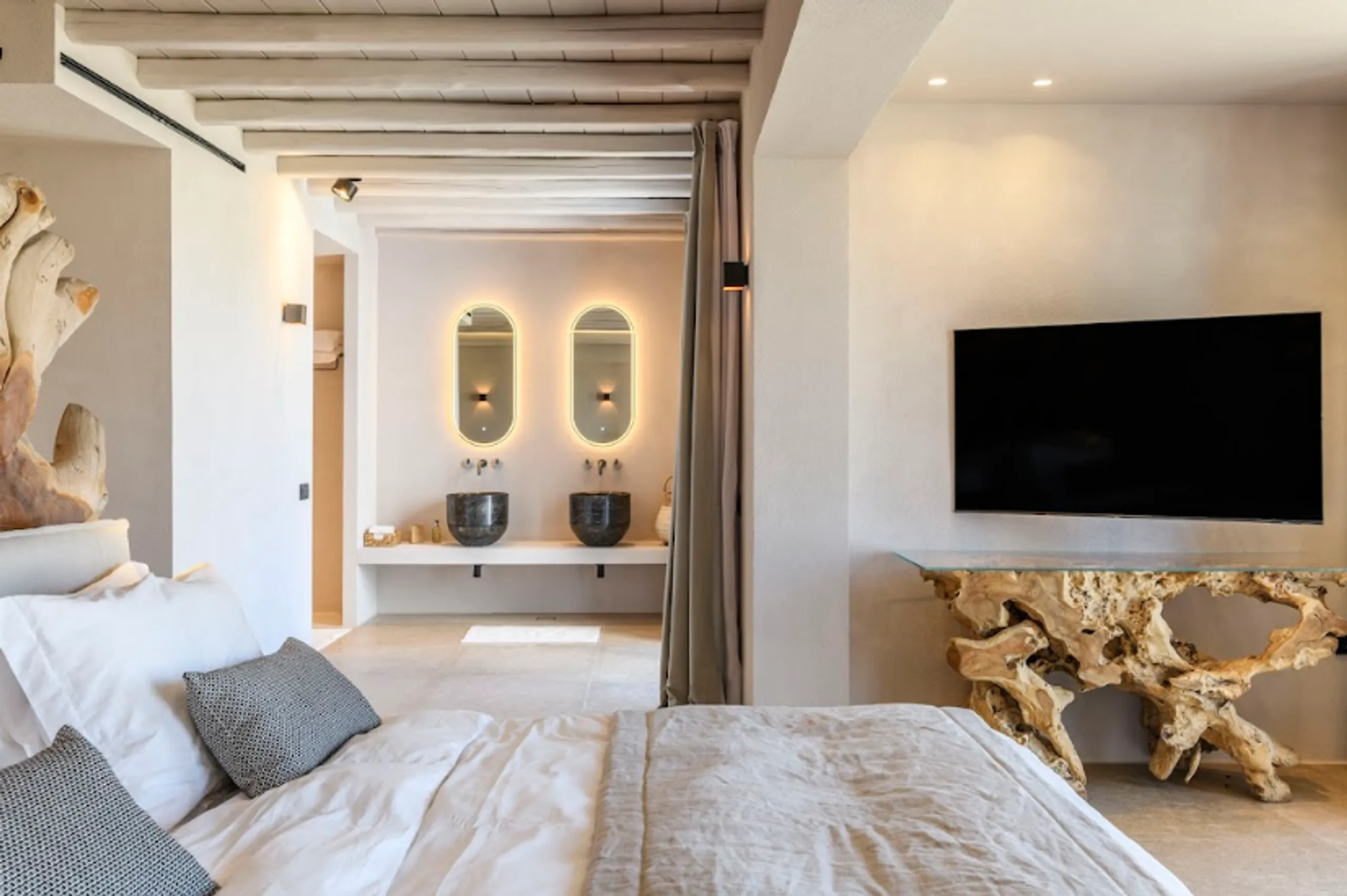 Contemporary Holiday Villa with Infinity Pool in Ornos — photograph 9
