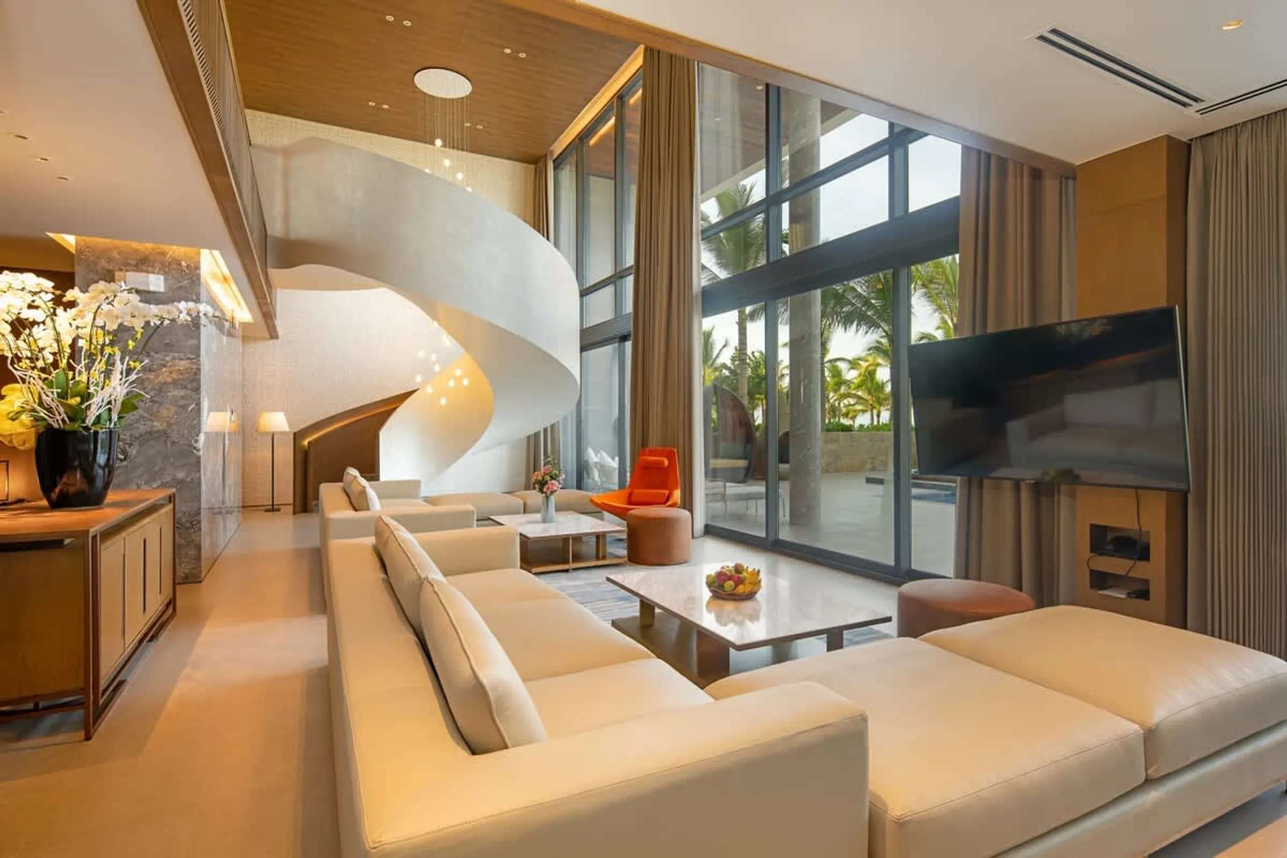 Opulent Da Nang Beach Villa with Pool and Concierge Service — photograph 10