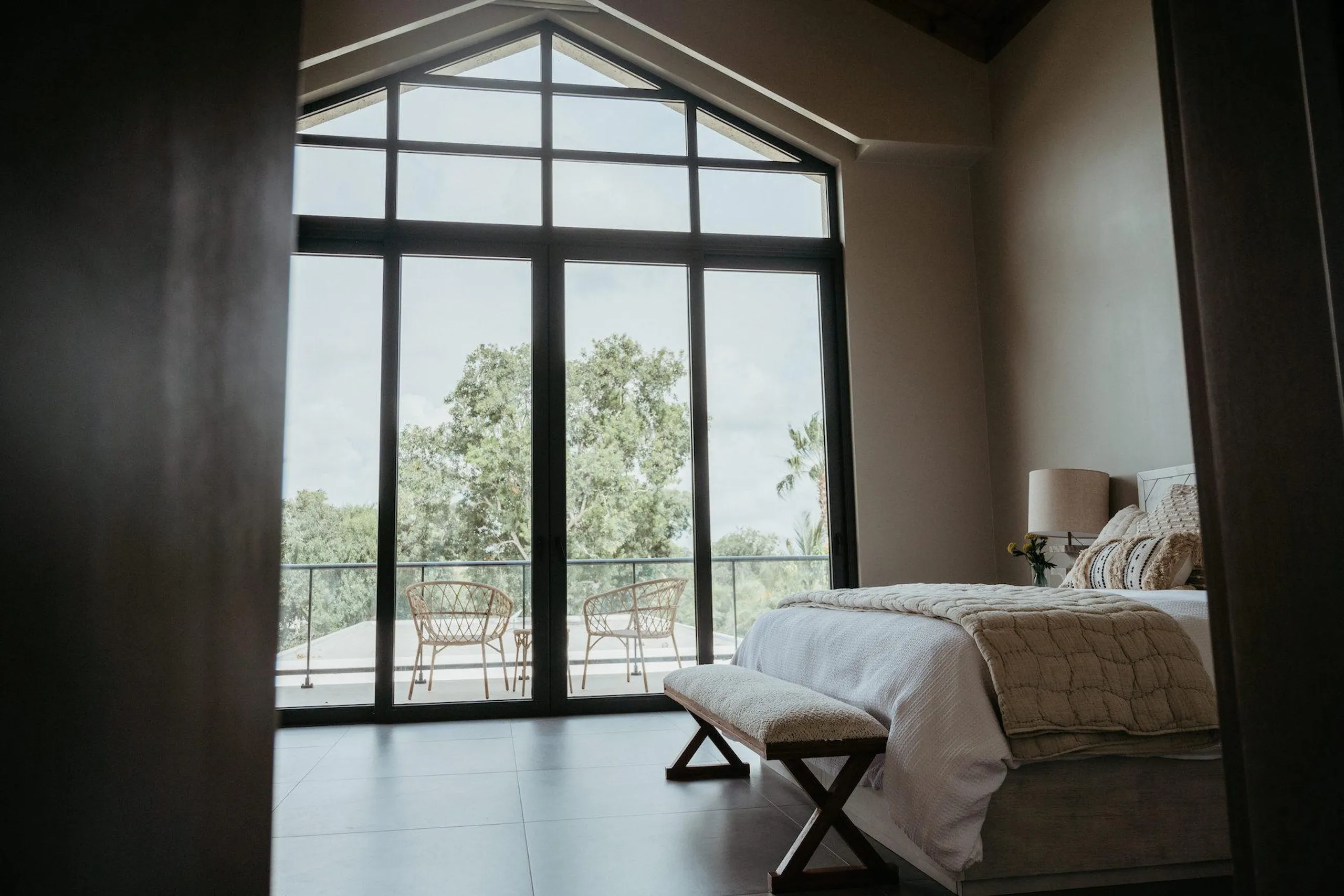 Eclectic Villa with Refreshing Breeze — photograph 11