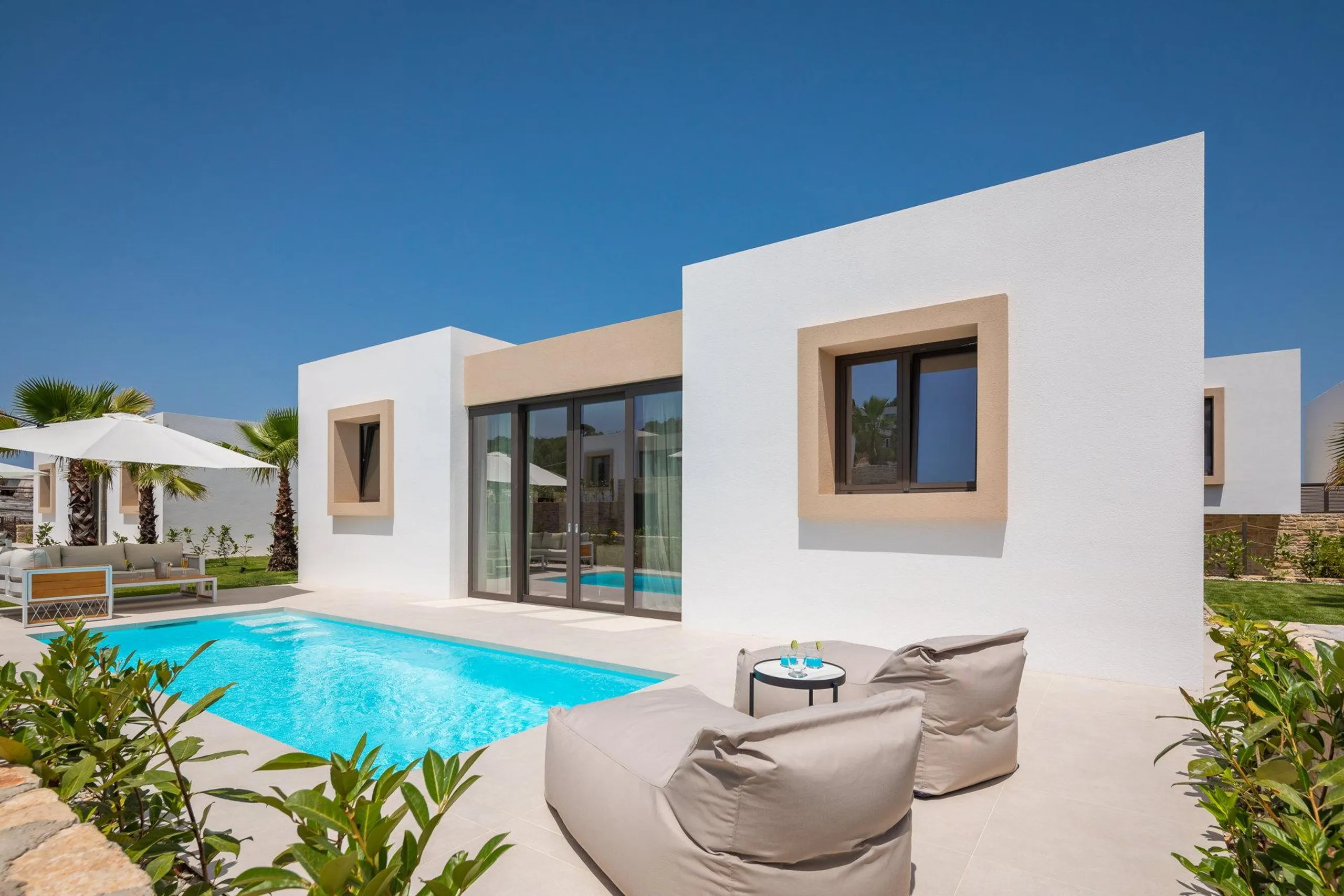 Tempting Beachfront Villa with Pool and Sea Views — photograph 2