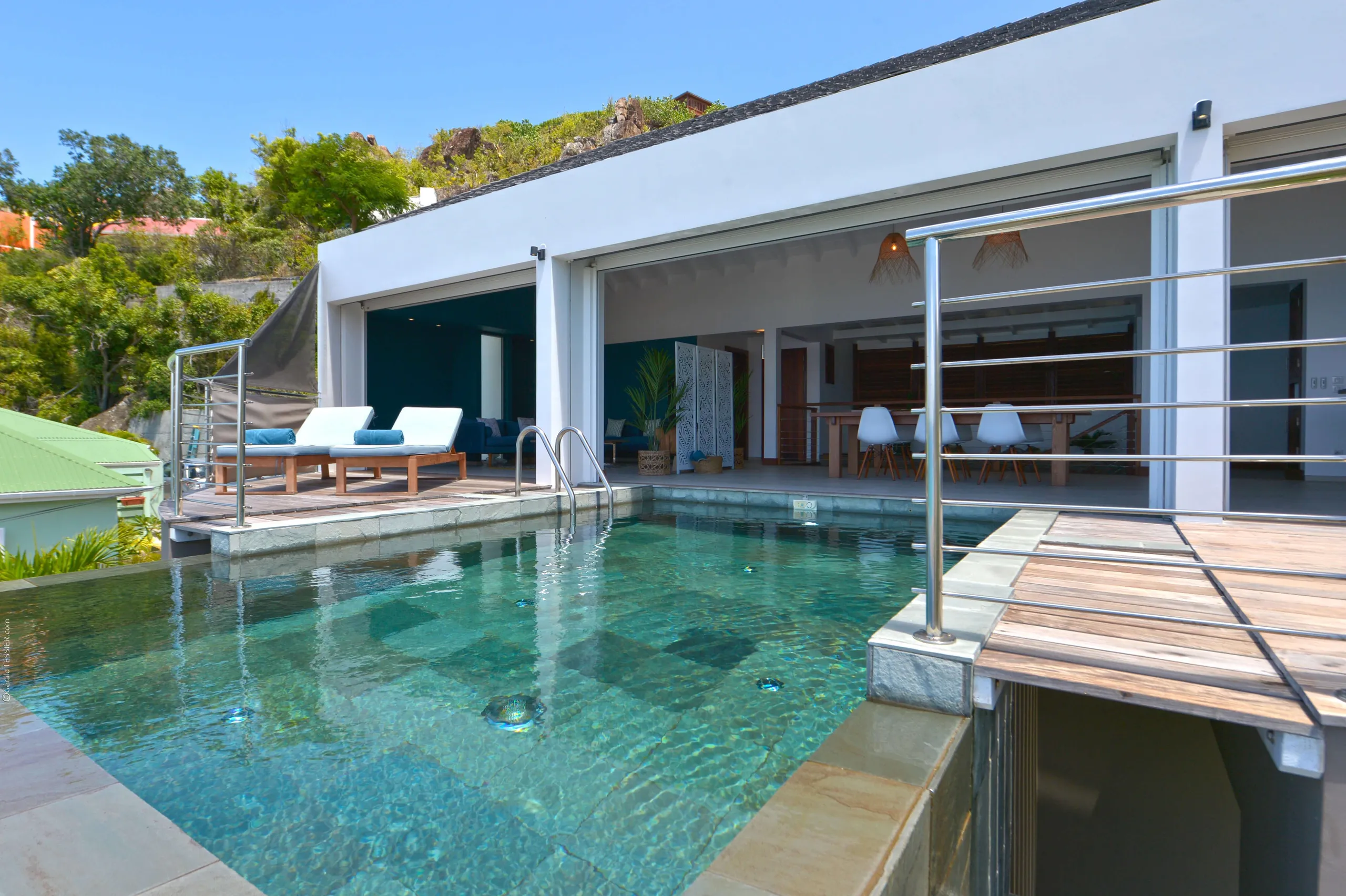 Elegant Contemporary Villa with Infinity Pool and Pristine Views of Flamands Beach — photograph 2
