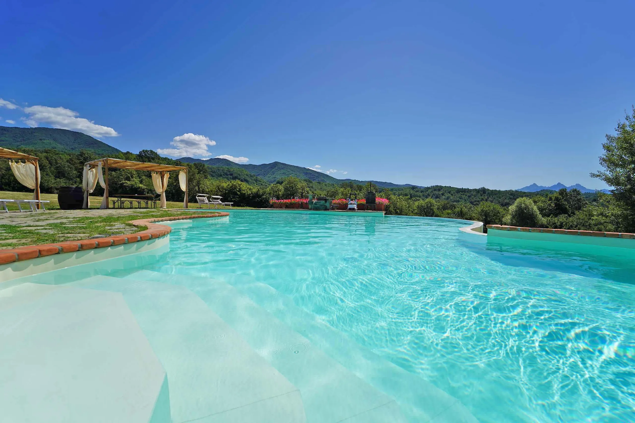 Beautiful Country Villa with Incredible Pool and Views — photograph 2