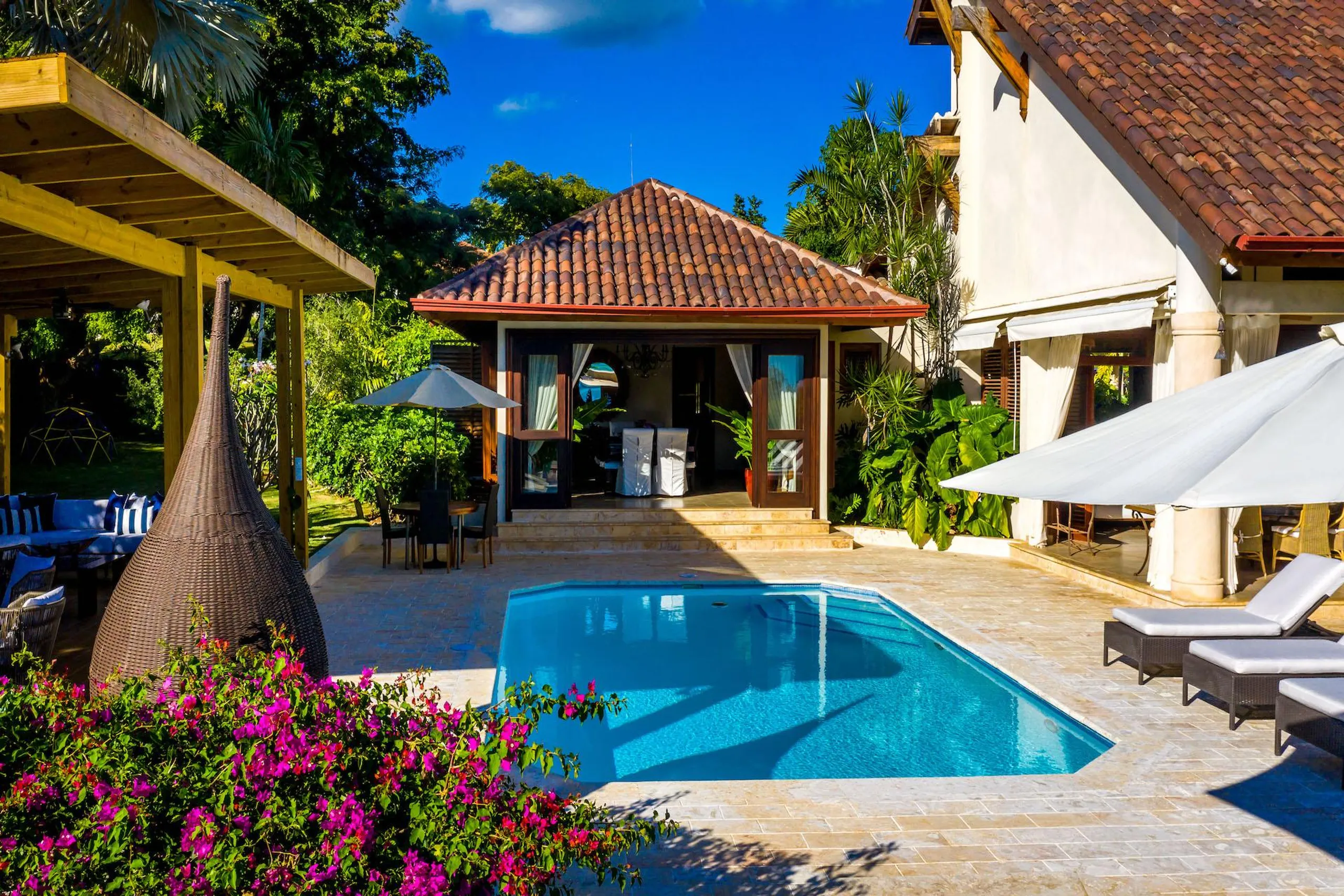Plush and Inviting 6BR Villa with Private Pool and Relaxing Terrace — photograph 2