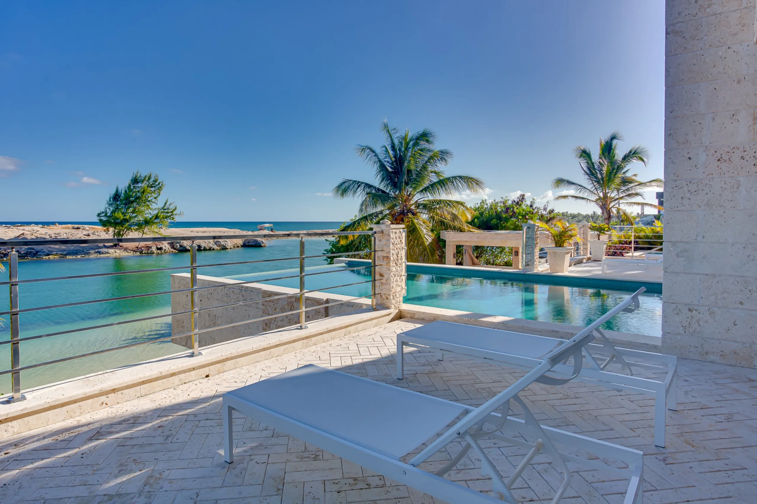 Majestic 11-Bedroom Beachfront Villa with Private Infinity Pool, and Private Beach — photograph 6