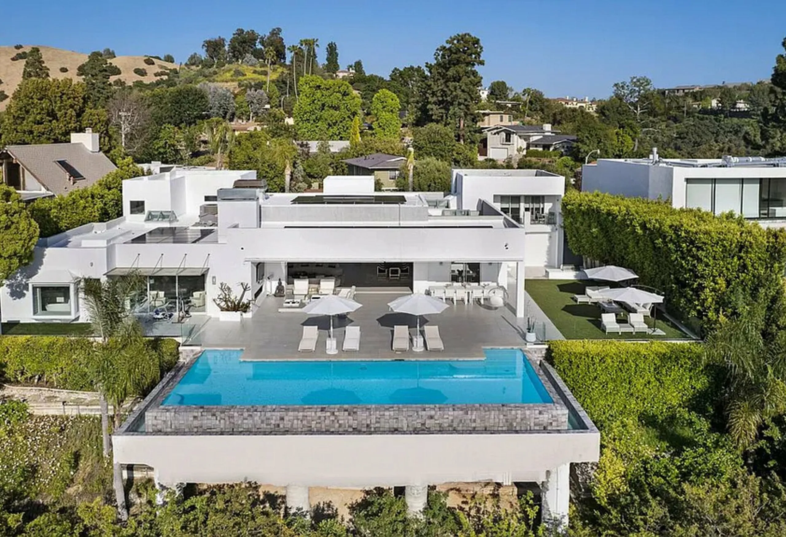 Private Beverly Hills Modern Sanctuary with Unmatched Design and Views — photograph 2