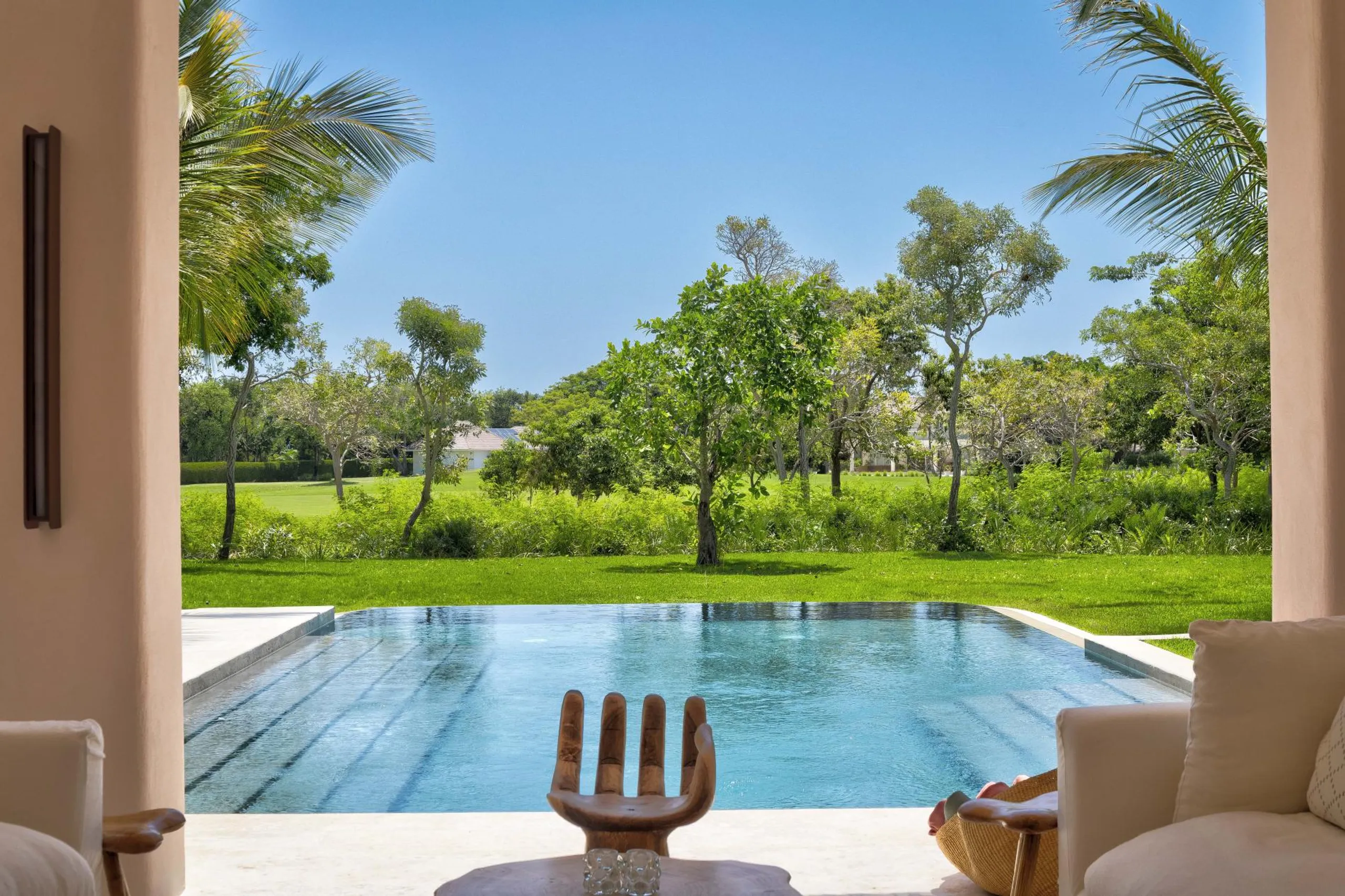 Eclectic 5BR Villa with Private Pool and Lush Surroundings — photograph 3