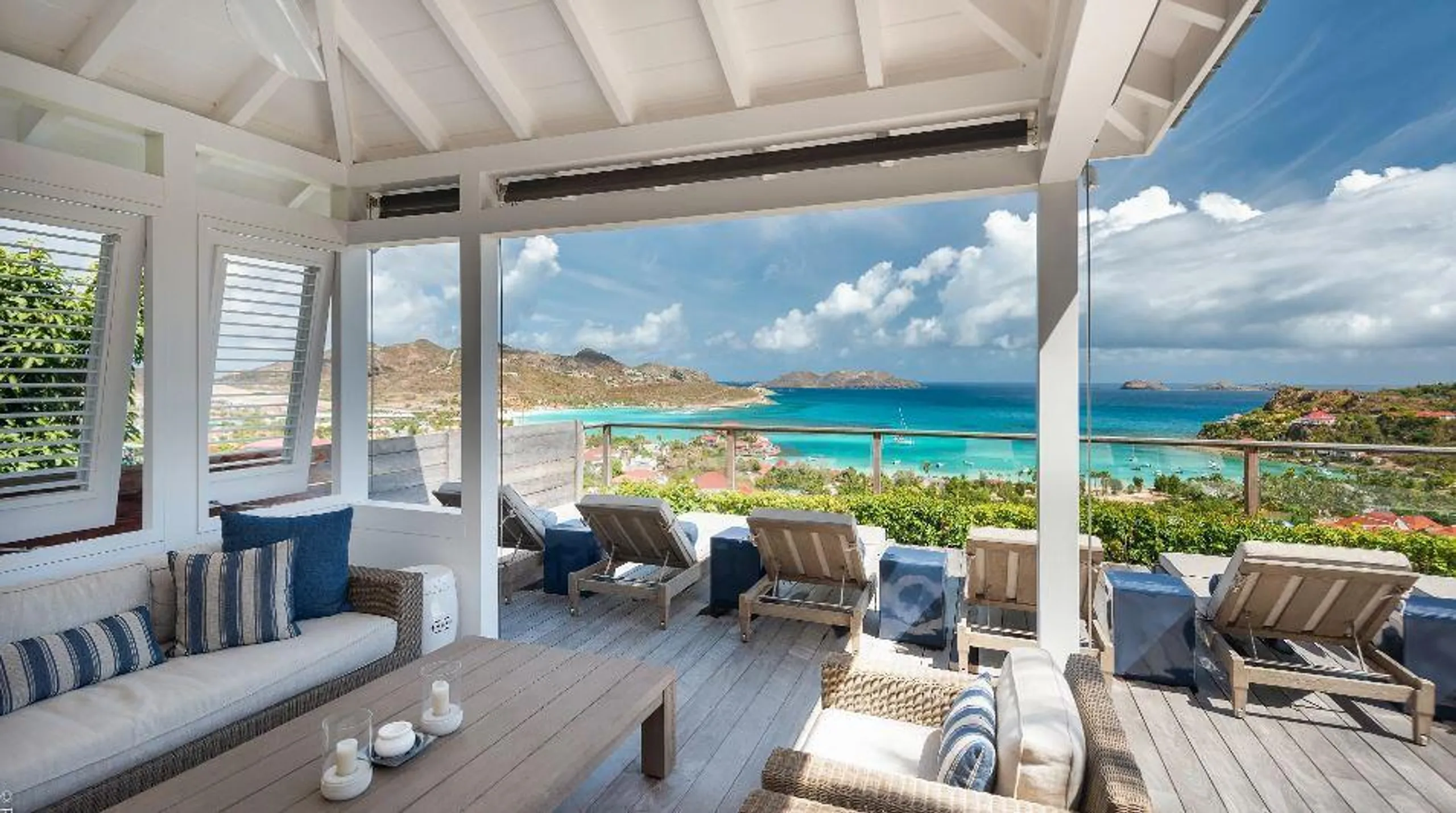 Chic Luxe Villa in St. Barth's: Breathtaking Views of St. Jean Bay — photograph 5