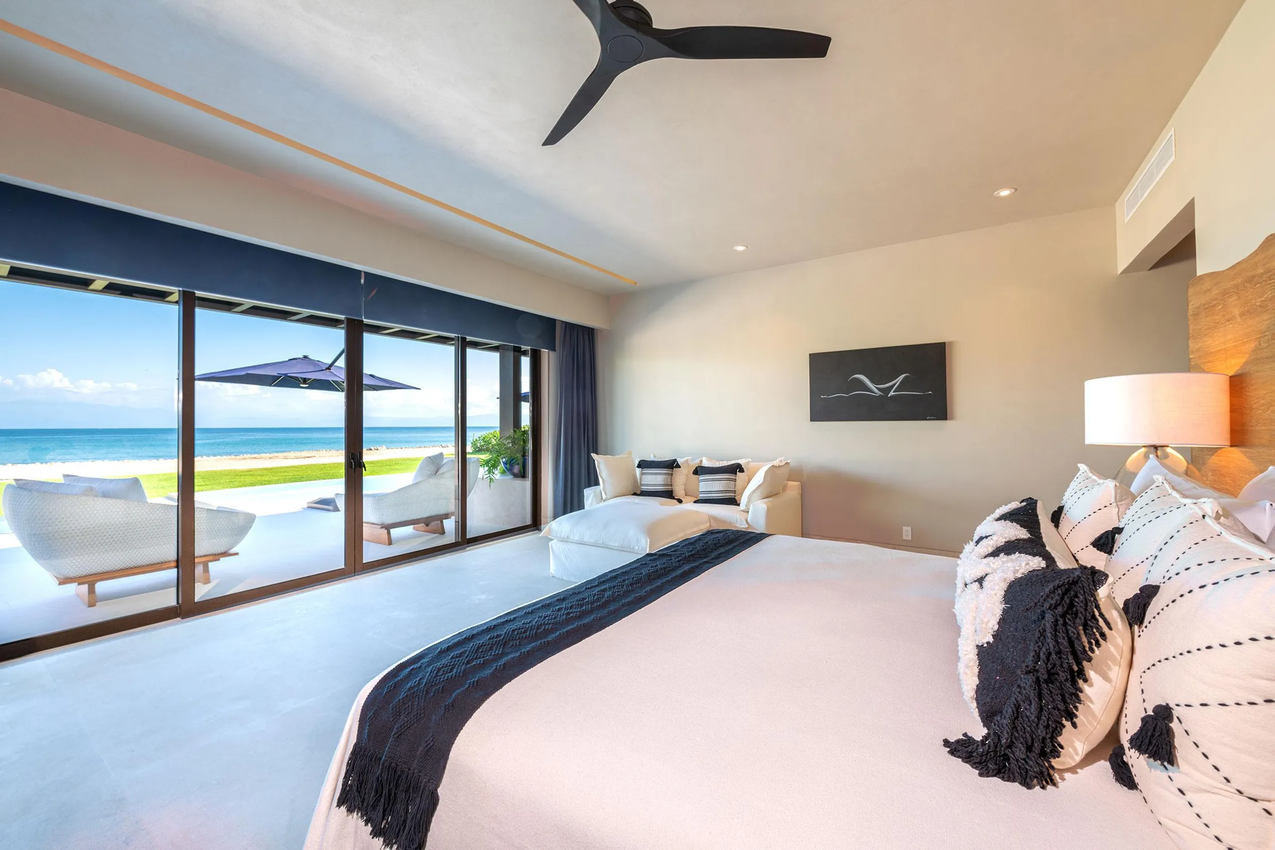 Luxury Villa with Spectacular Views and Infinity Pool — photograph 5