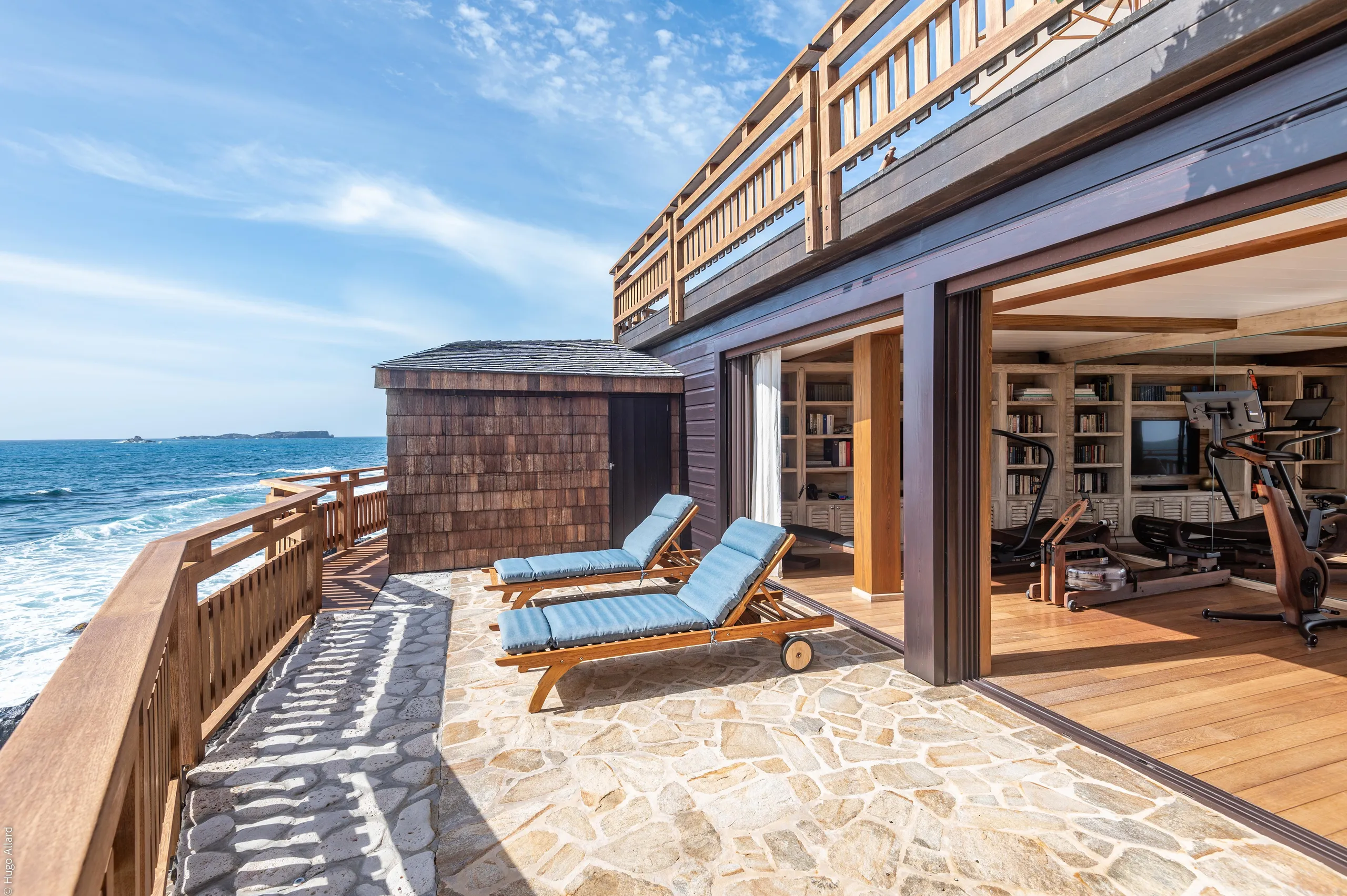 Majestic Oceanside Villa with Invigorating Pool — photograph 6