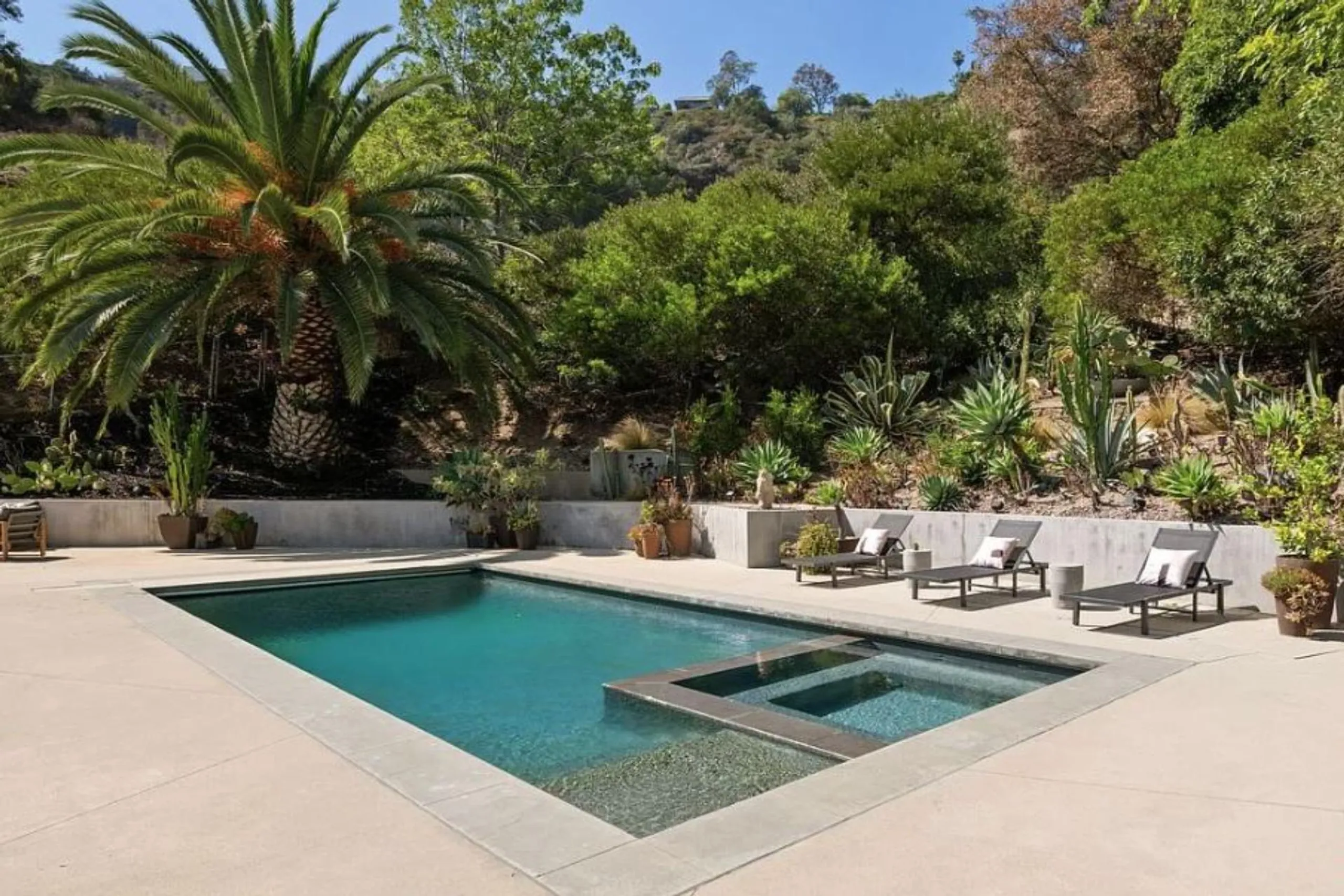Legacy Beverly Hills Estate with Modern Luxury with Pool, Theater & Gym — photograph 2