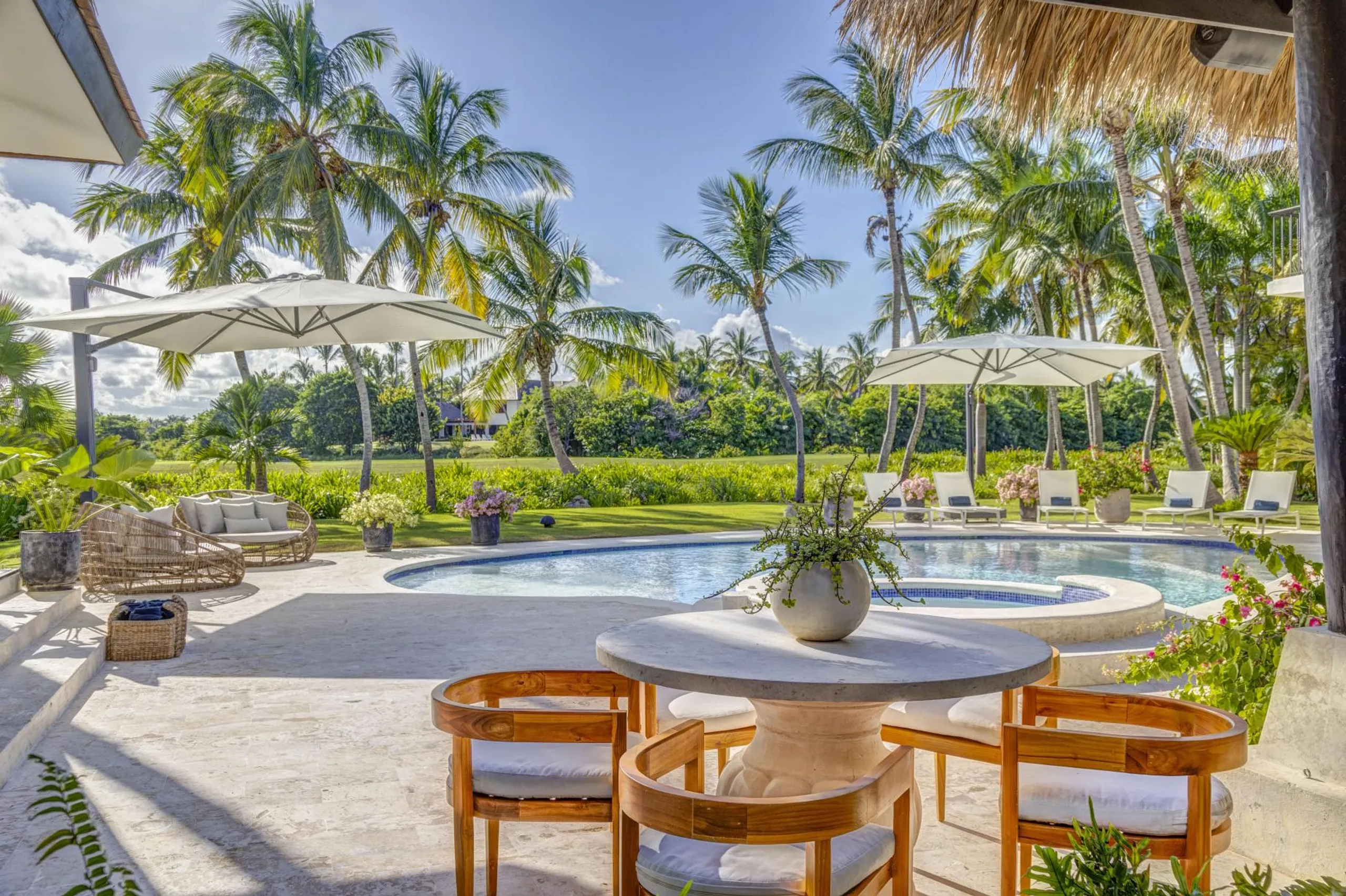 Traditional Tropical Villa with Sparkling Pool — photograph 3
